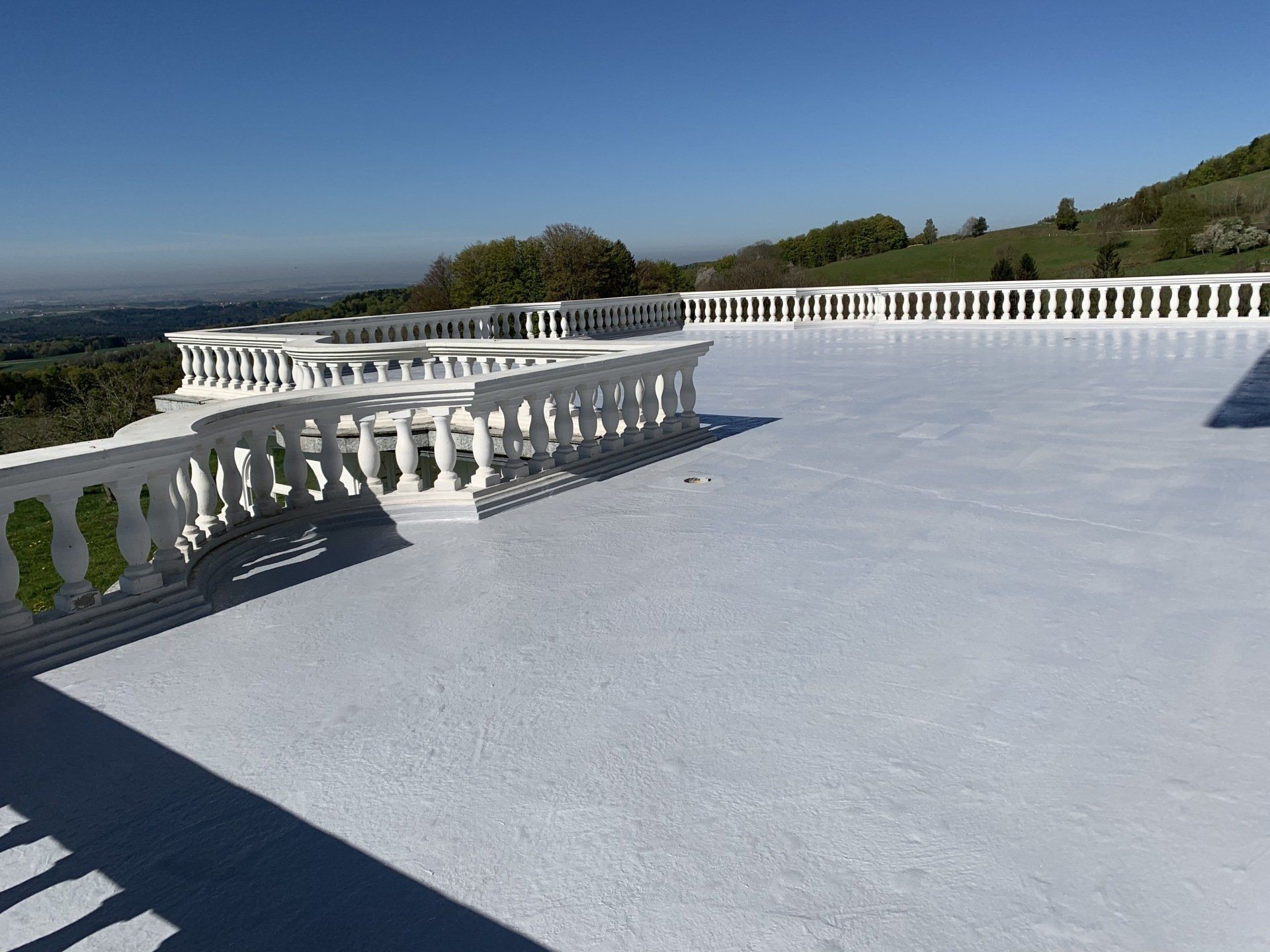 Flachdachsanierung mit Flüssigkunststoff und Vlies als Flachdachabdichtung Terrasse