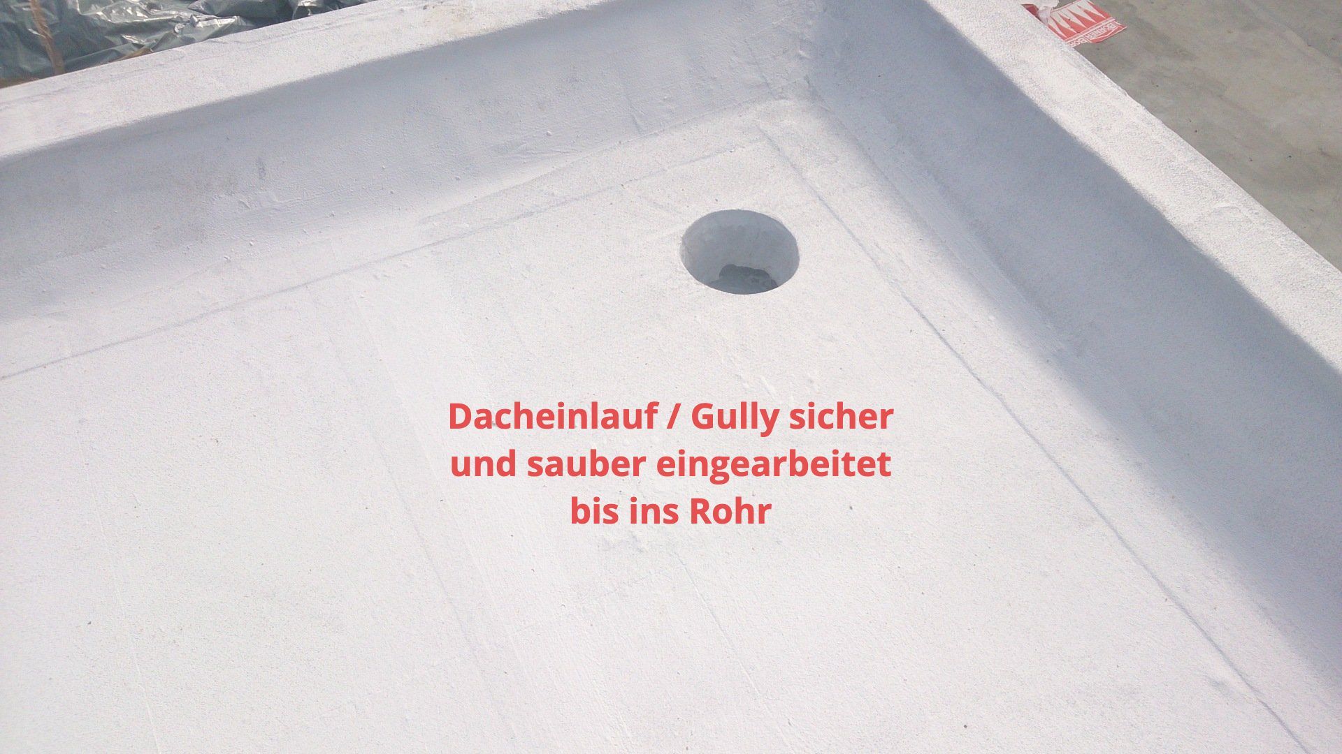 Flachdachsanierung mit Flüssigkunststoff und Vlies als Flachdachabdichtung