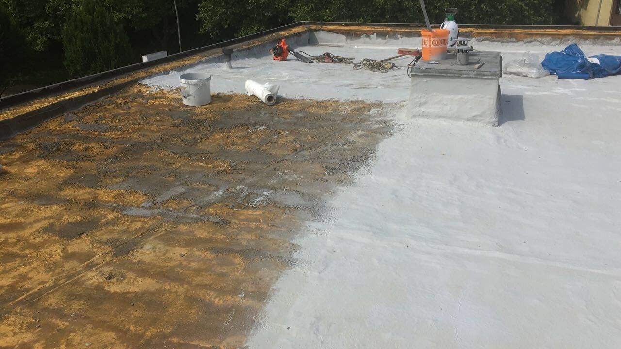 Altschaumdachsanierung mit Flüssigkunststoff und Vlies UV Schutz