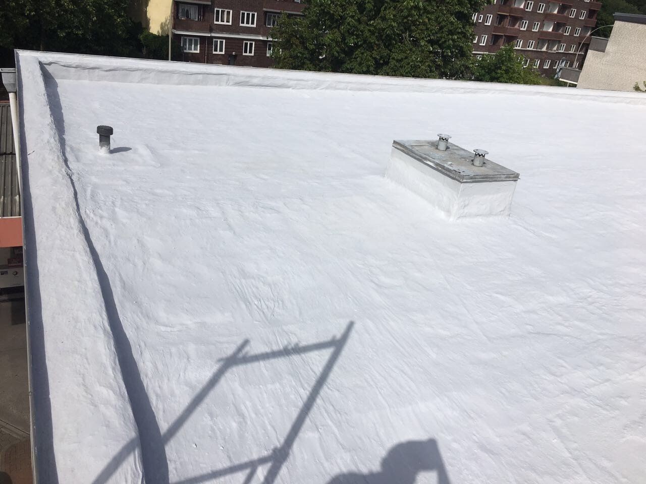 Altschaumdachsanierung mit Flüssigkunststoff und Vlies UV Schutz