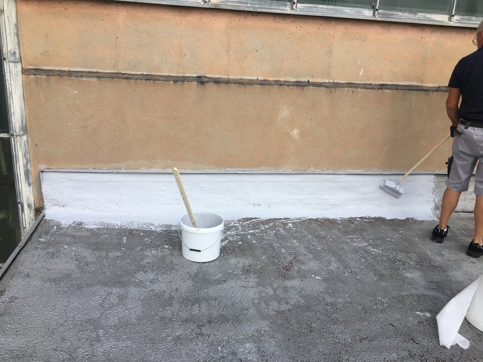 Flachdachsanierung Flachdachabdichtung mit Flüssigkunststoff und Vlies Verarbeitung