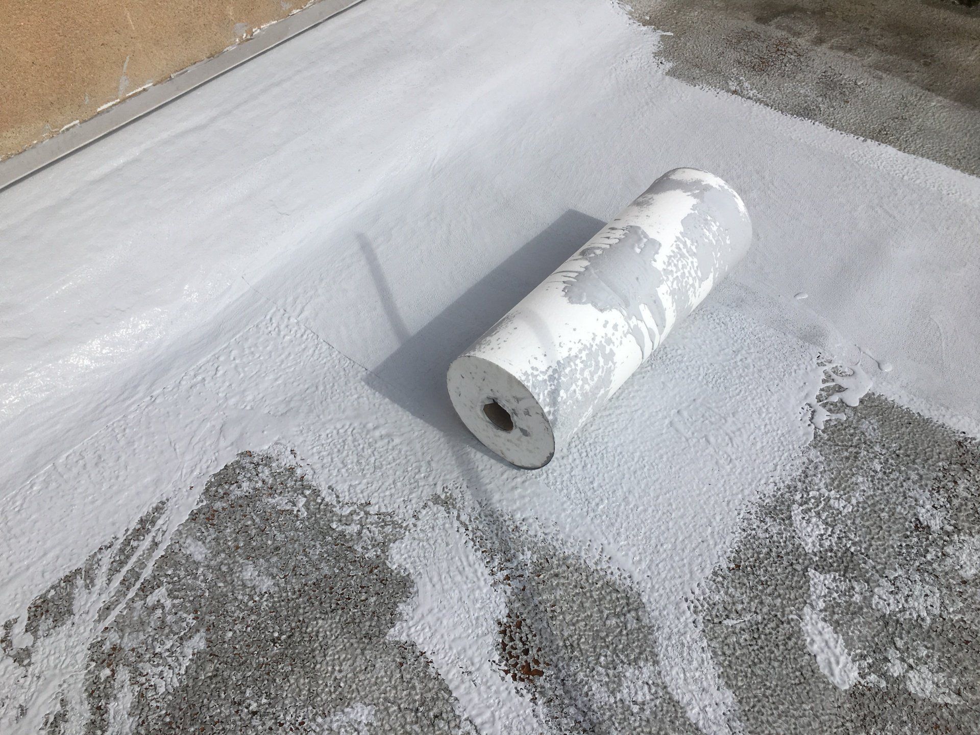 Flachdachsanierung Flachdachabdichtung mit Flüssigkunststoff und Vlies Verarbeitung