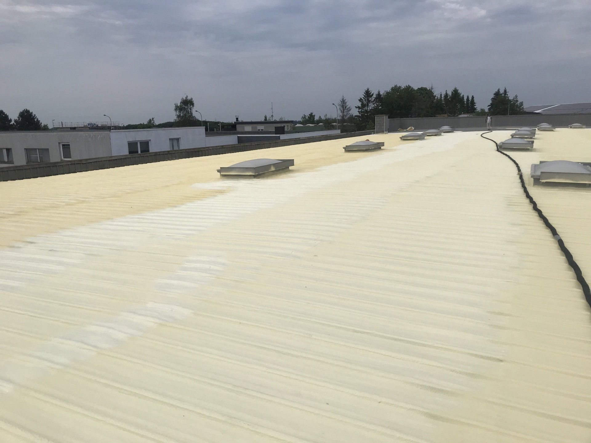 Flachdachabdichtung und Wärmedämmung mit PUR Ortschaum Dachspritzschaum Blechdach