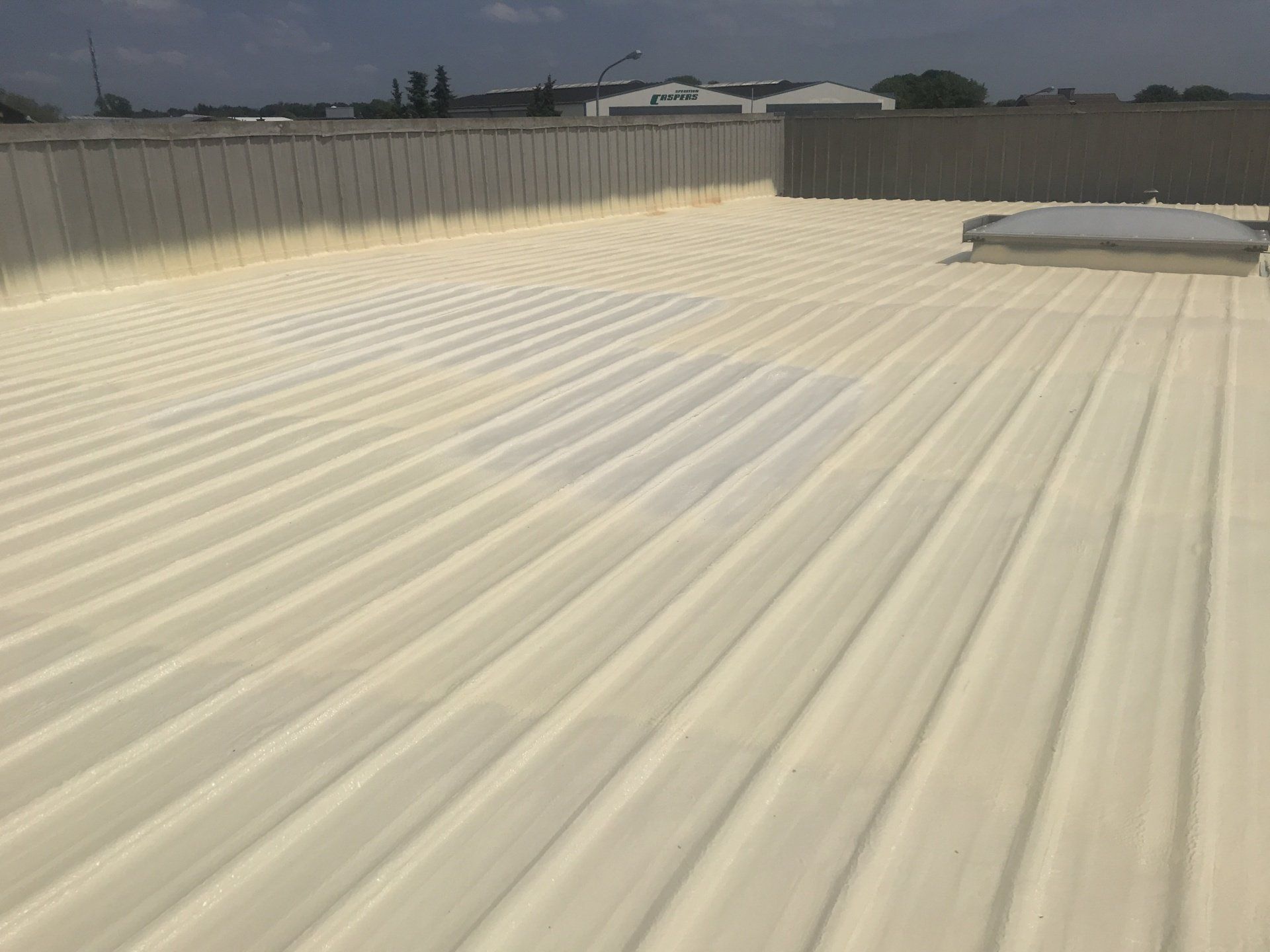 Blechdach Flachdachabdichtung und Wärmedämmung mit PUR Ortschaum Dachspritzschaum