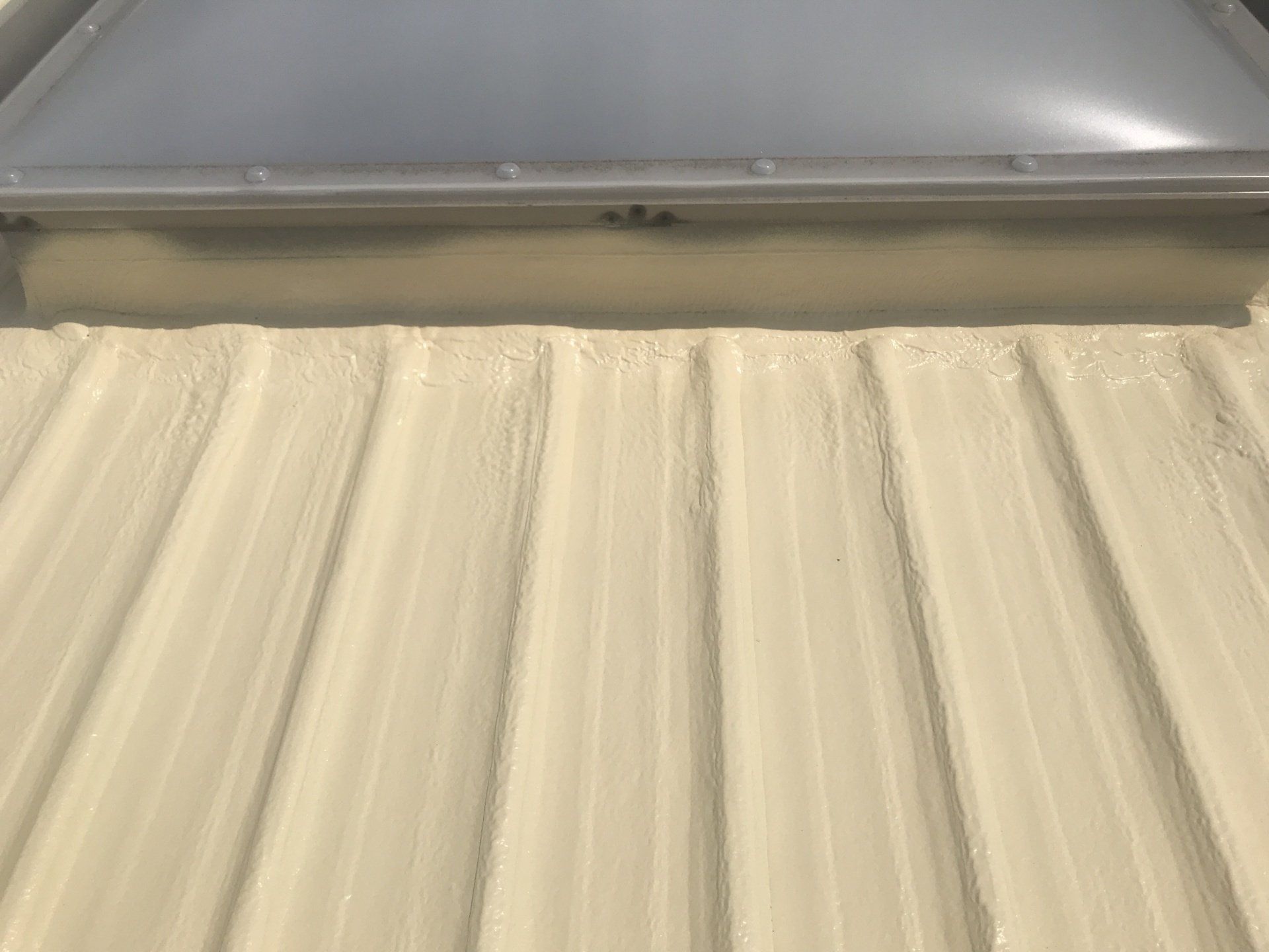 Flachdachsanierung Flachdachabdichtung mit PUR Ortschaum Anschluss zu Lichtkuppel