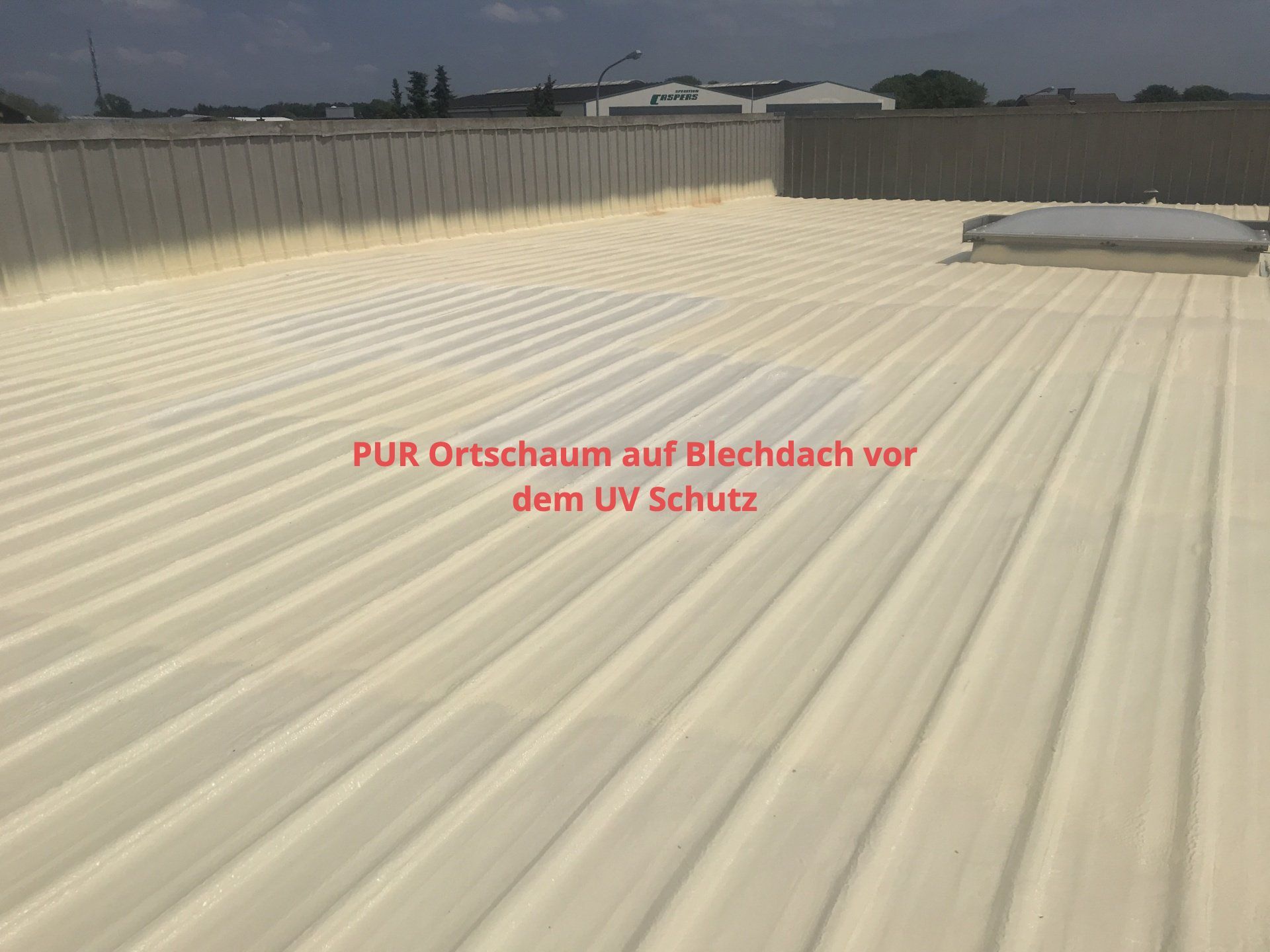 Flachdachabdichtung und Wärmedämmung mit PUR Ortschaum Dachspritzschaum Blechdach