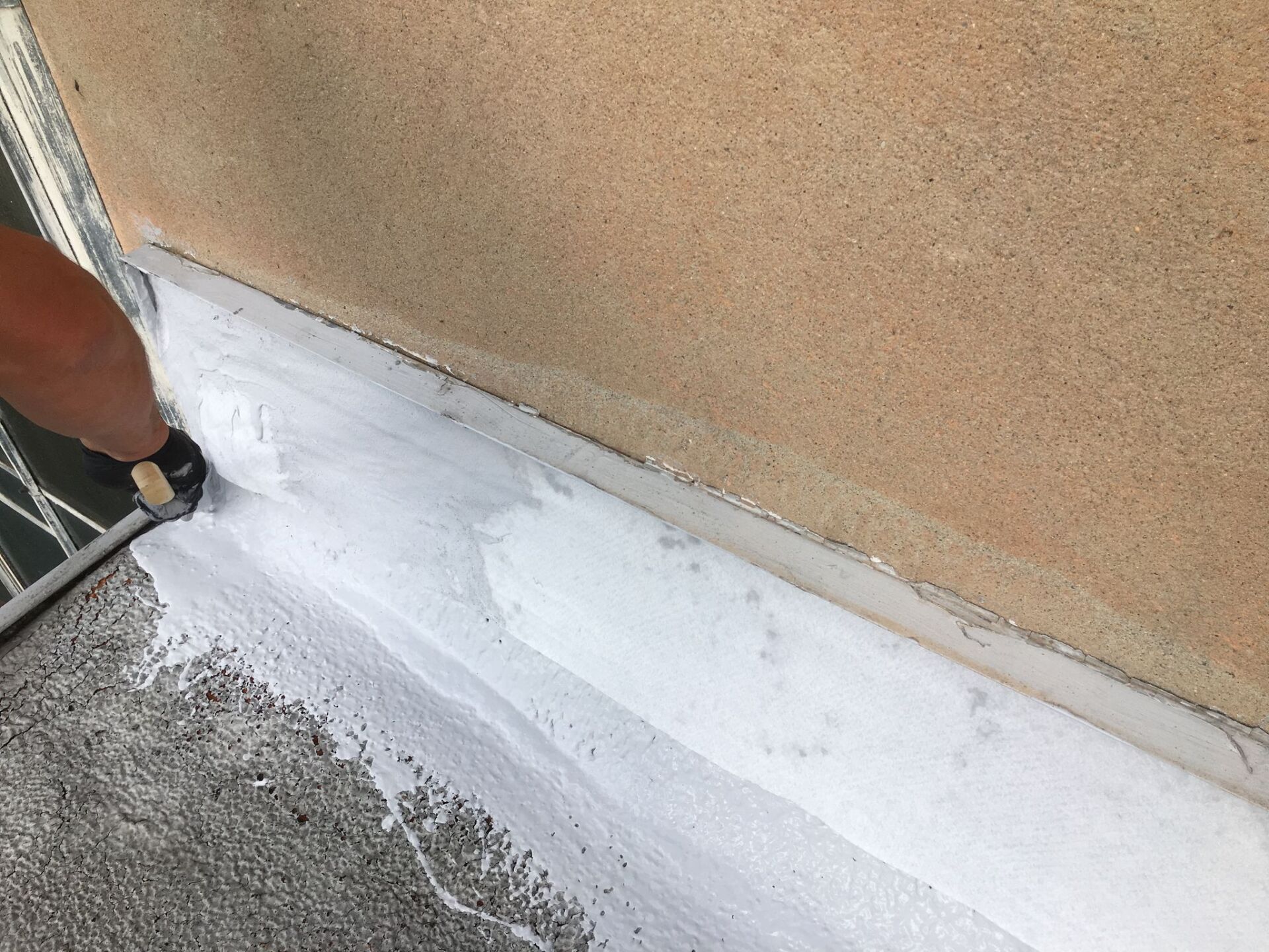 Wandanschluss Flachdachsanierung Flachdachabdichtung mit Flüssigkunststoff und Vlies Verarbeitung