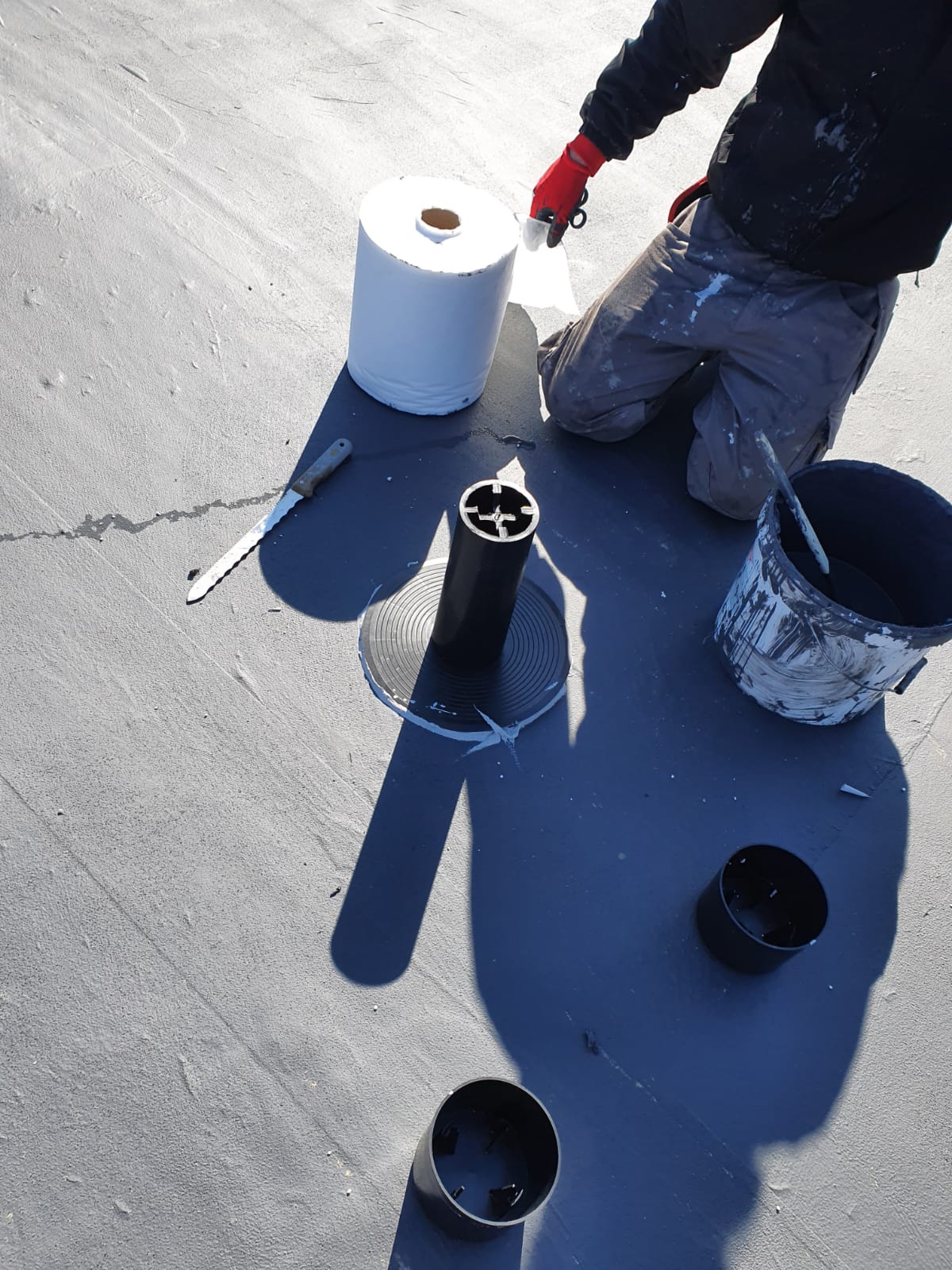 Flachdachsanierung mit Flüssigkunststoff Lüfter gegen Feuchtigkeit