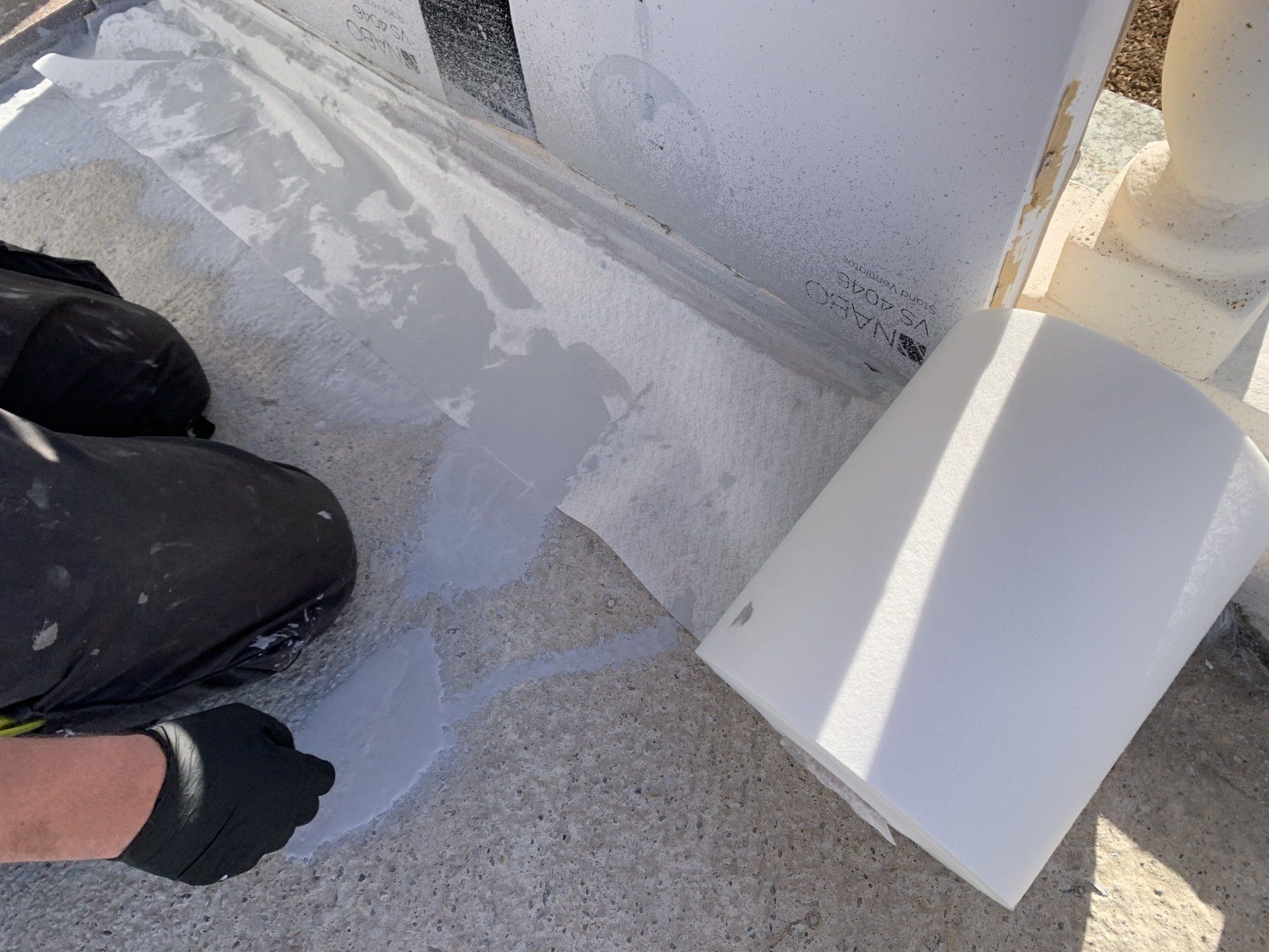 Flachdachsanierung Flachdachabdichtung mit Flüssigkunststoff und Vlies Verarbeitung