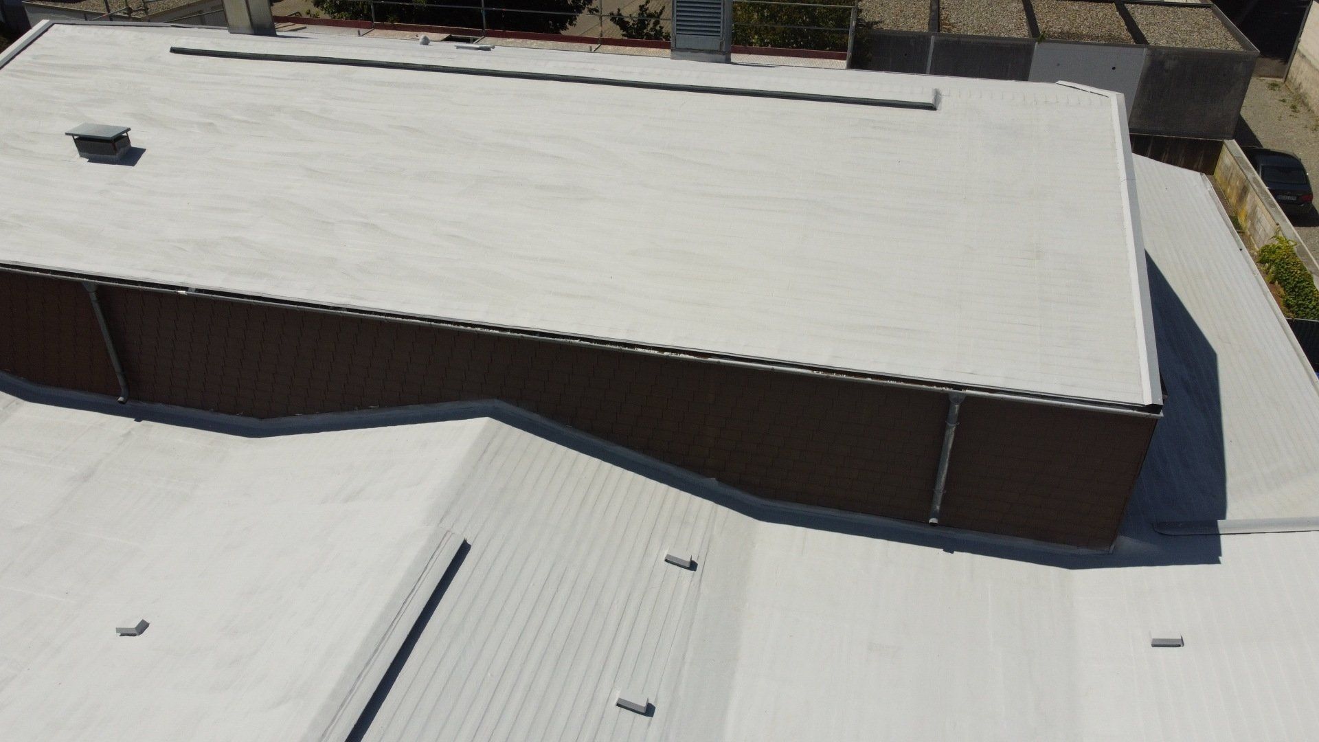 Flachdachsanierung mit Flüssigkunststoff auf Bitumendach