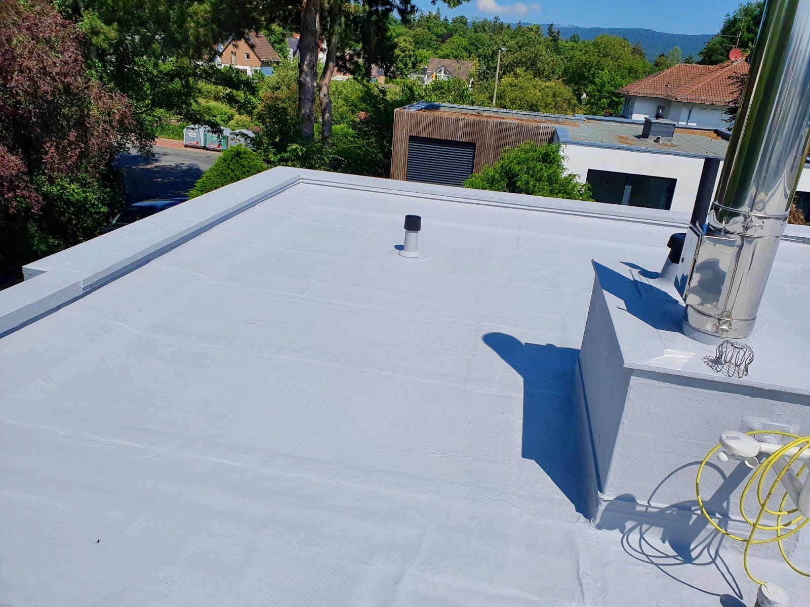 Flachdachsanierung Flachdachabdichtung mit Flüssigkunststoff auf Bitumendach eines Bungalow