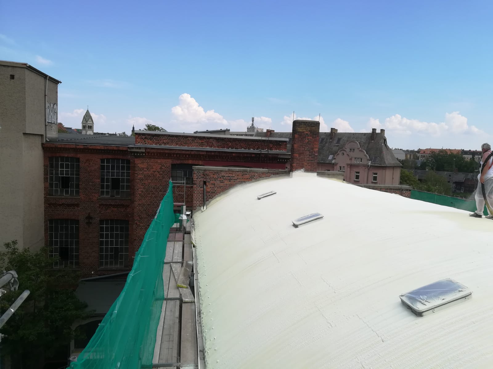 Flachdachabdichtung und Wärmedämmung mit PUR Ortschaum Dachspritzschaum