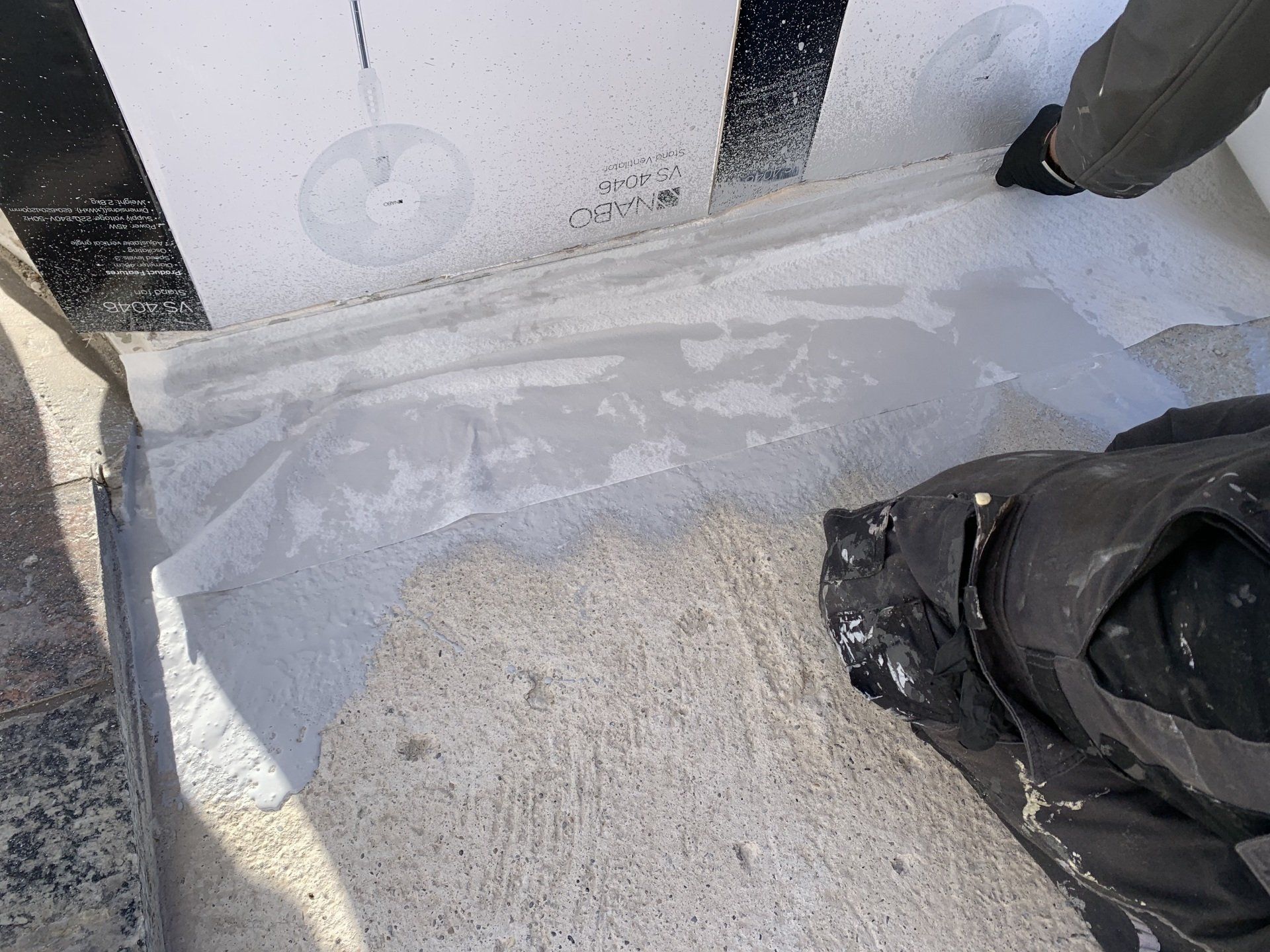 Flachdachsanierung Flachdachabdichtung mit Flüssigkunststoff und Vlies Verarbeitung