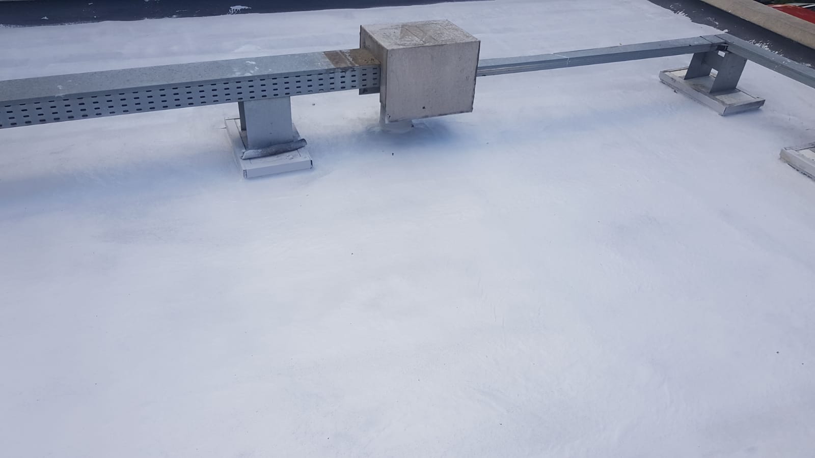 Altschaumdach UV Schutz Sanierung mit Flüssigkunststoff und Vlies