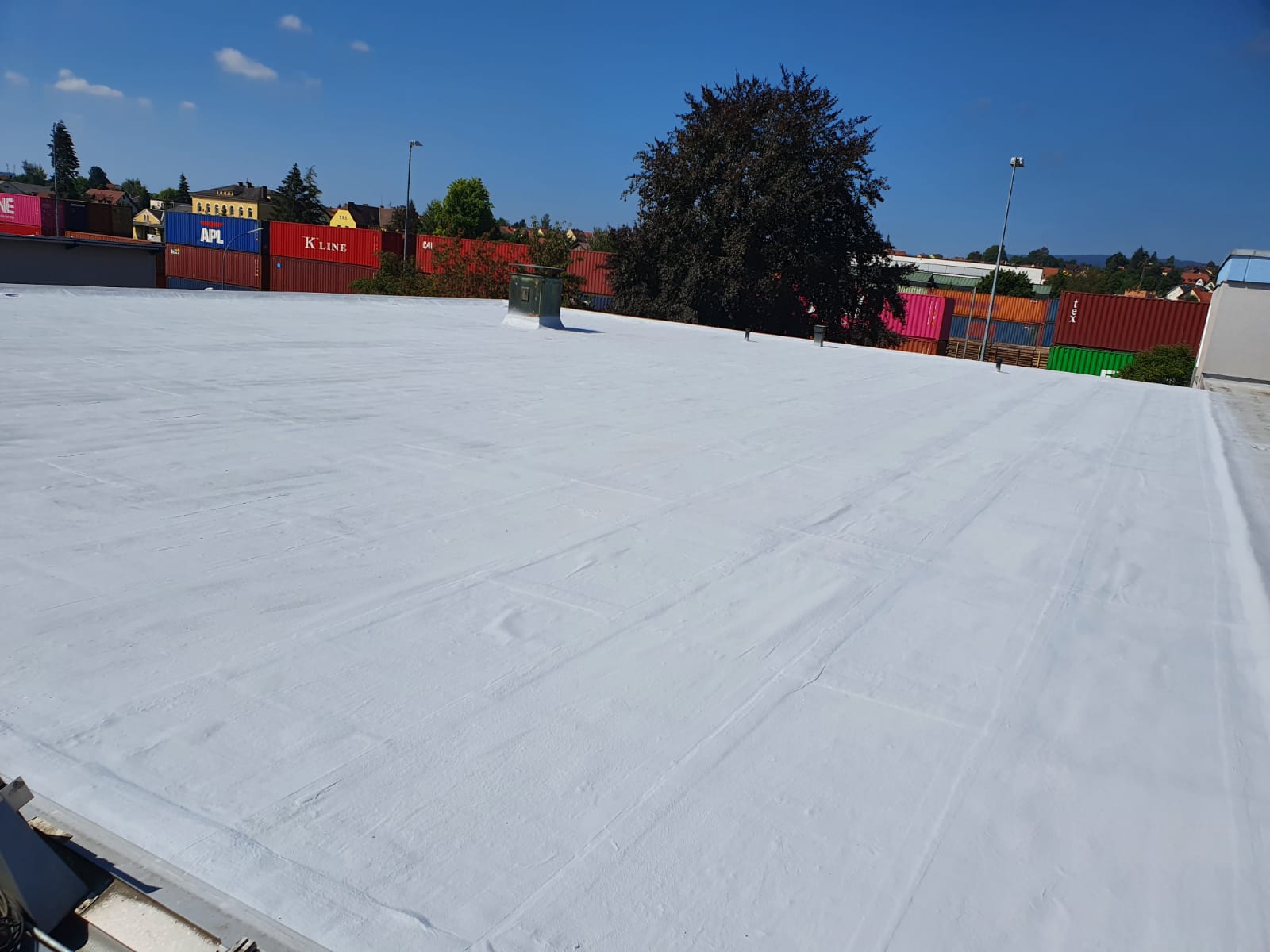 Dieses alte Bitumendach einer Spedition in Bayern wurde von isodach mit Flüssigkunststoff und Vlieseinlage saniert. Es ist nun für lange Zeit wieder geschützt und dicht