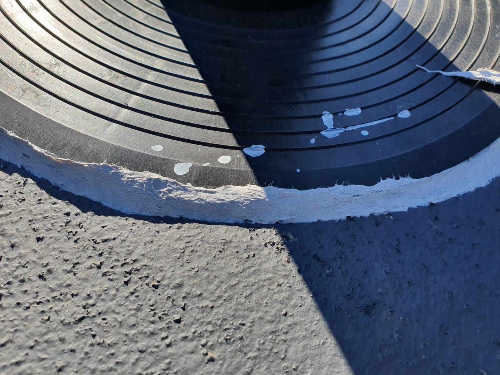 Flachdachsanierung mit Flüssigkunststoff Lüfter gegen Feuchtigkeit