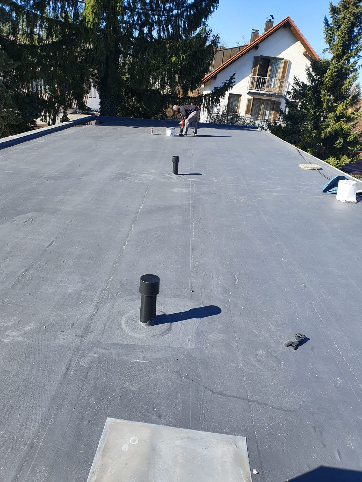 Flachdachsanierung mit Flüssigkunststoff und Vlies als Flachdachabdichtung