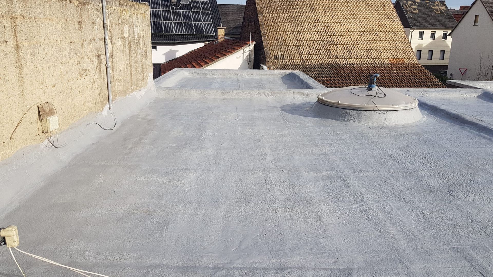 Altschaumdachsanierung mit Flüssigkunststoff und Vlies UV Schutz