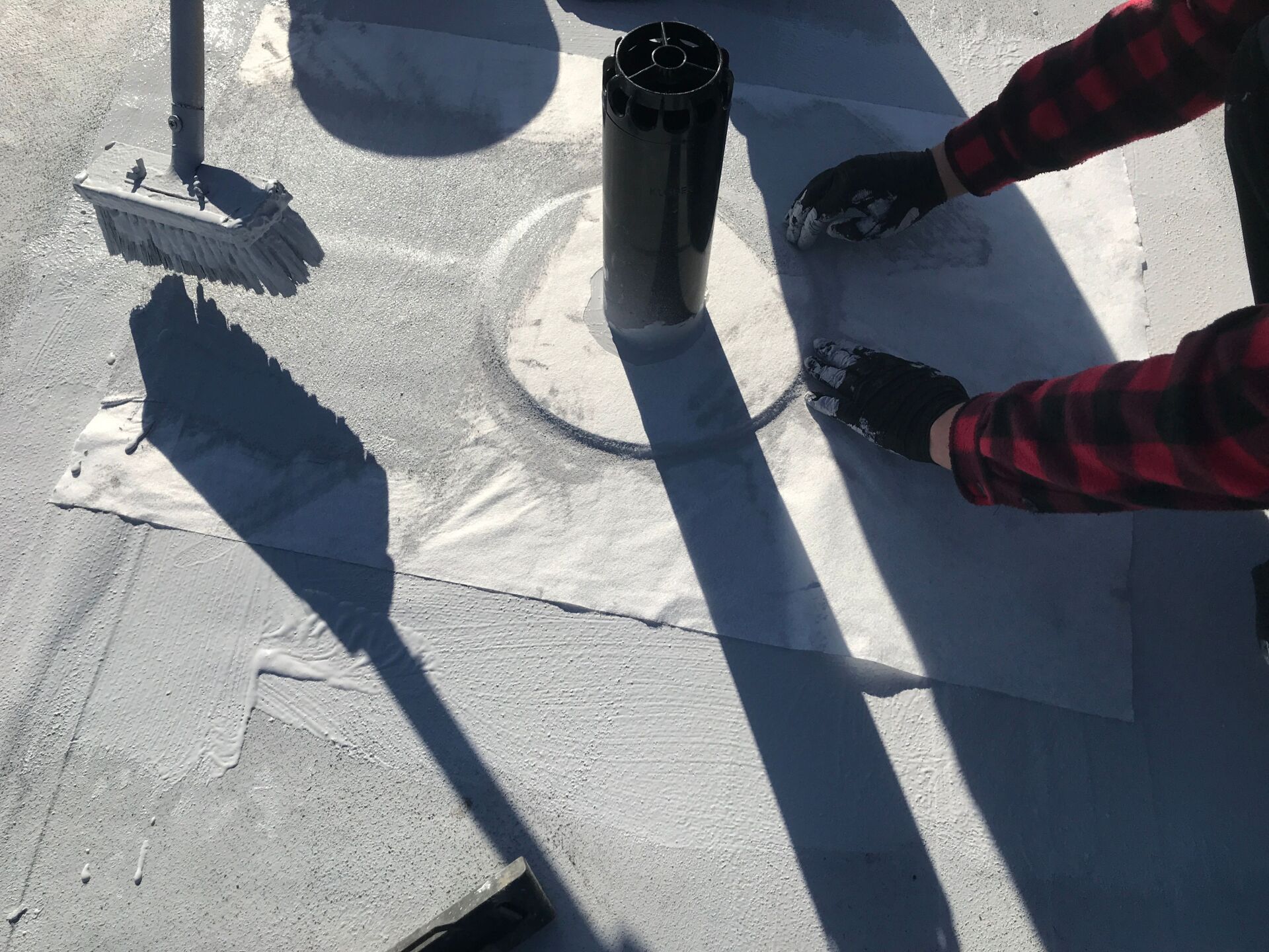 Flachdachsanierung mit Flüssigkunststoff und Vlies als Flachdachabdichtung Lüfter