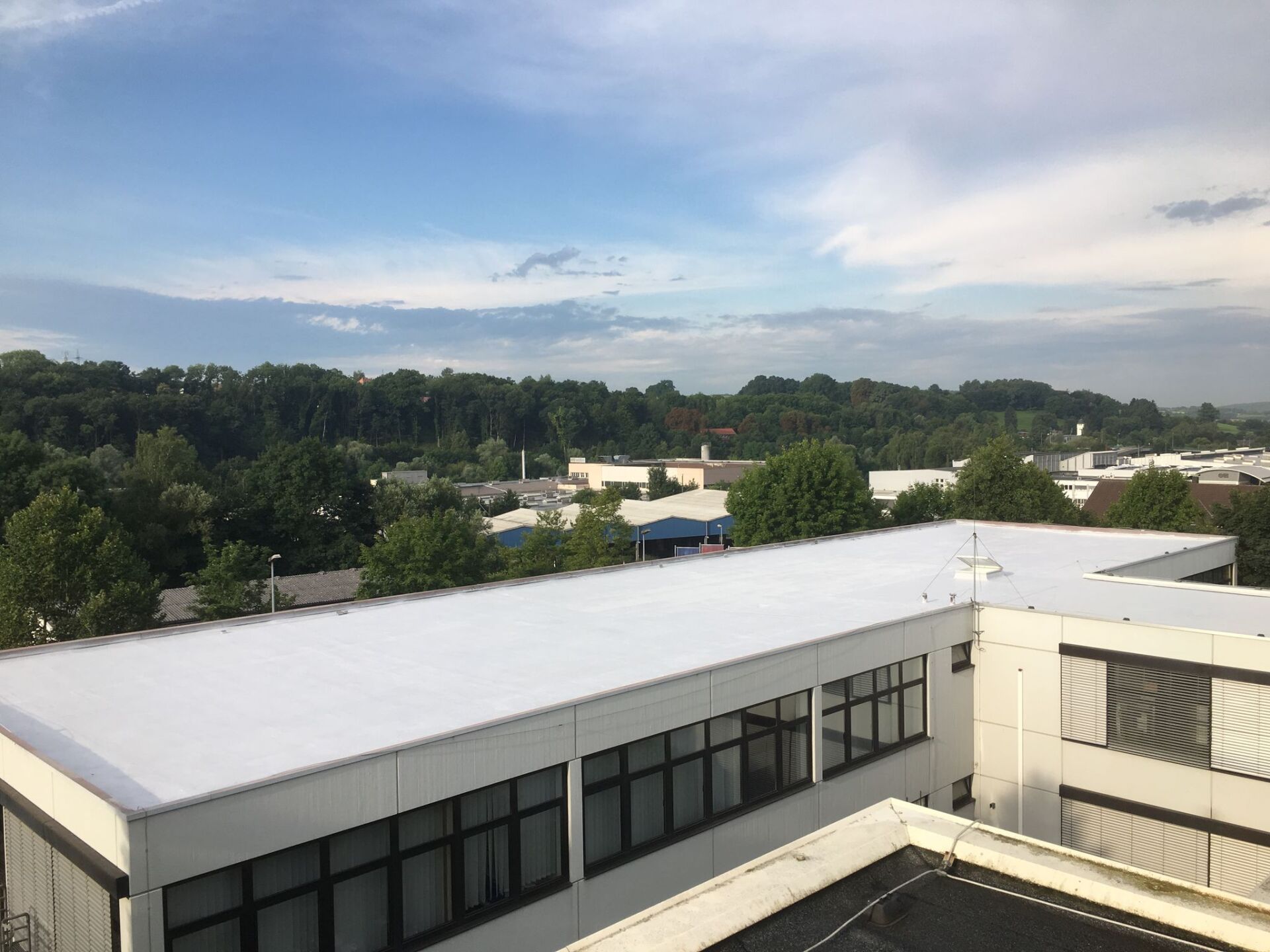 Flachdachabdichtung Flachdachsanierung mit Flüssigkunststoff und Vlies auf altem Foliendach