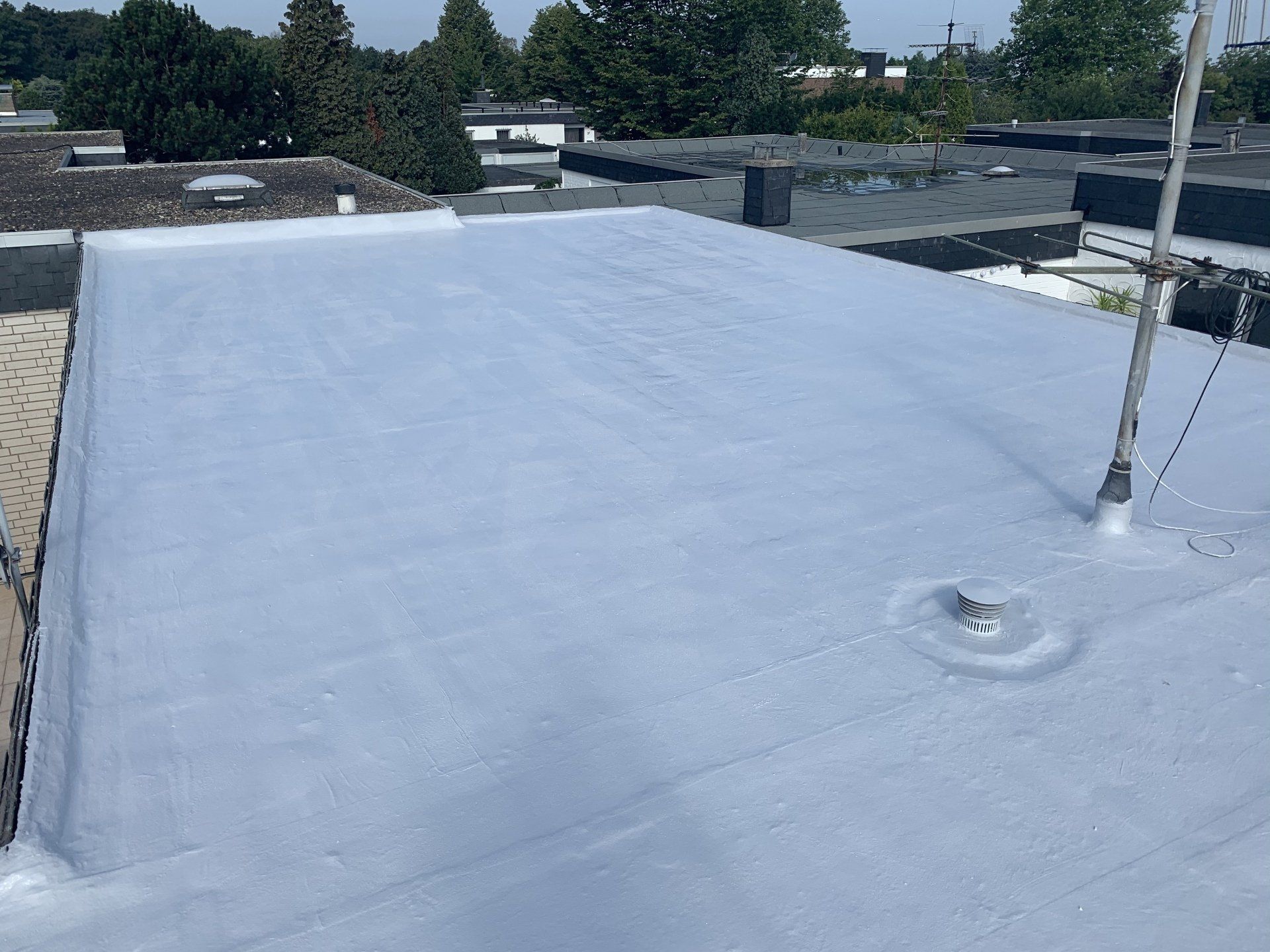 Altschaumdachsanierung mit Flüssigkunststoff und Vlies UV Schutz