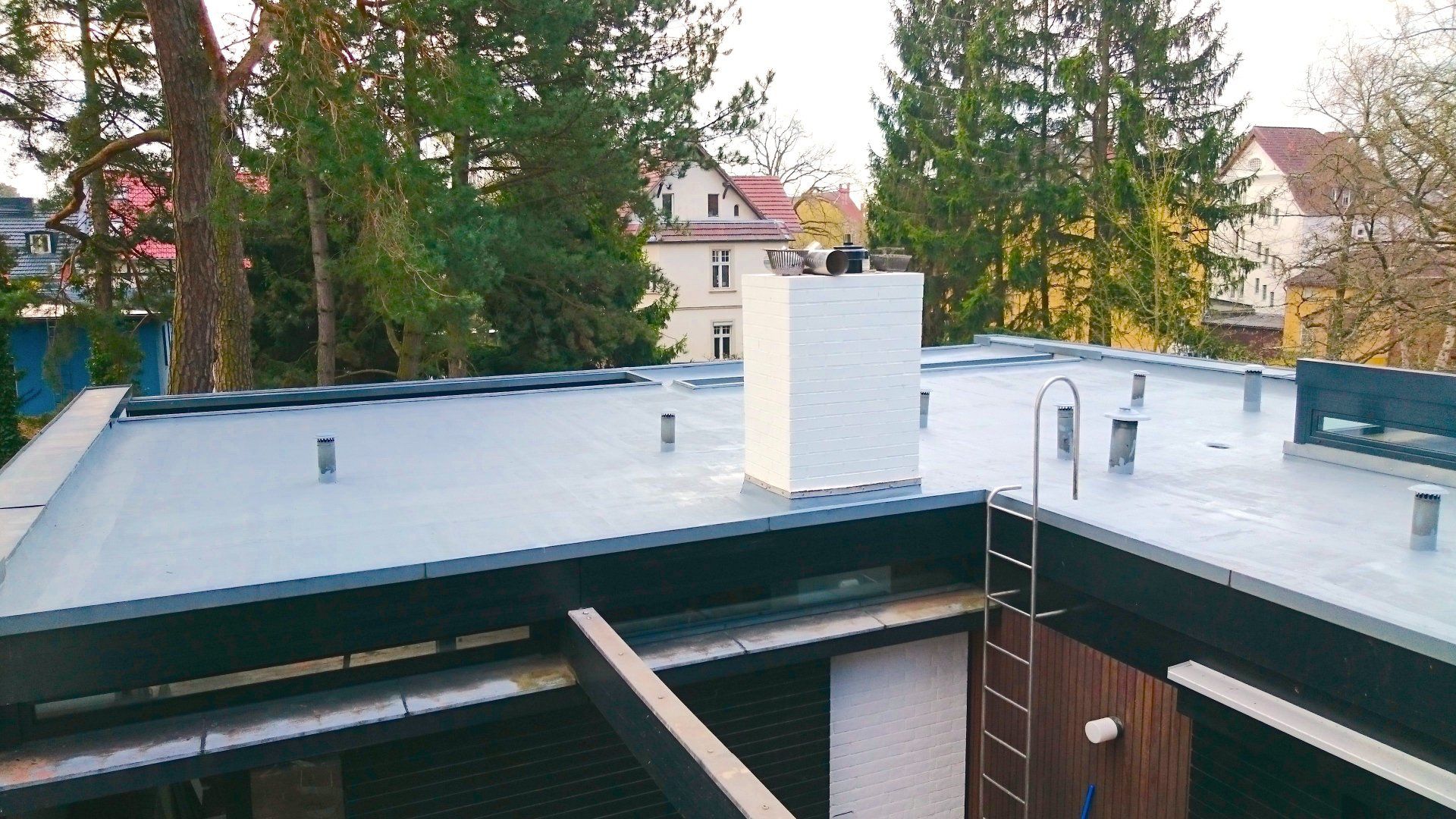 Flachdachsanierung mit Flüssigkunststoff und Vlies als Flachdachabdichtung