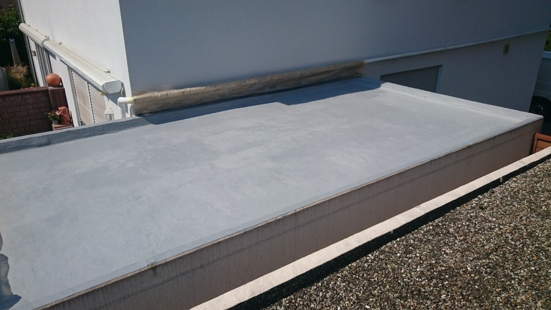 Flachdachsanierung mit Flüssigkunststoff und Vlies als Flachdachabdichtung Garage