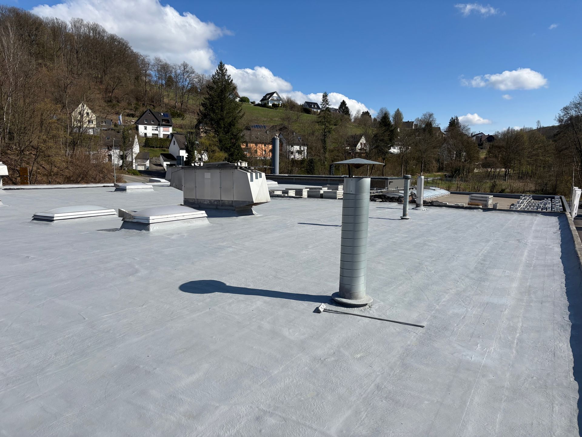 Altschaumdach Sanierung mit Flüssigkunststoff und Vlies