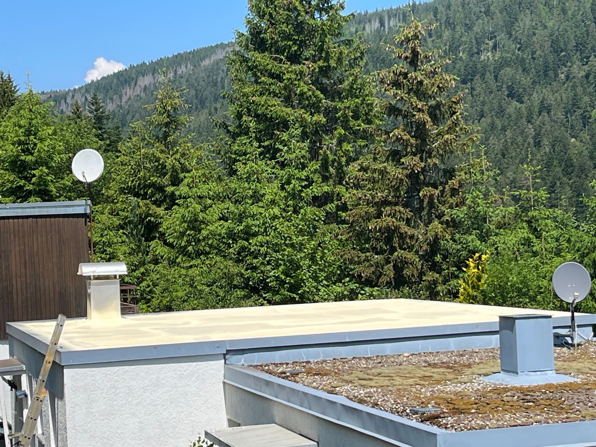 Bitumendach Flachdachabdichtung und Wärmedämmung mit PUR Ortschaum Dachspritzschaum