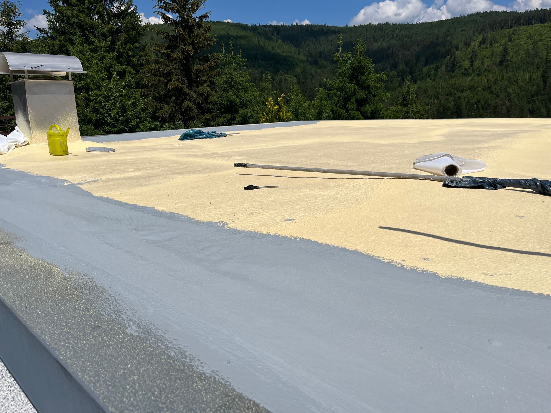 Bungalow Flachdachabdichtung und Wärmedämmung mit PUR Ortschaum Dachspritzschaum