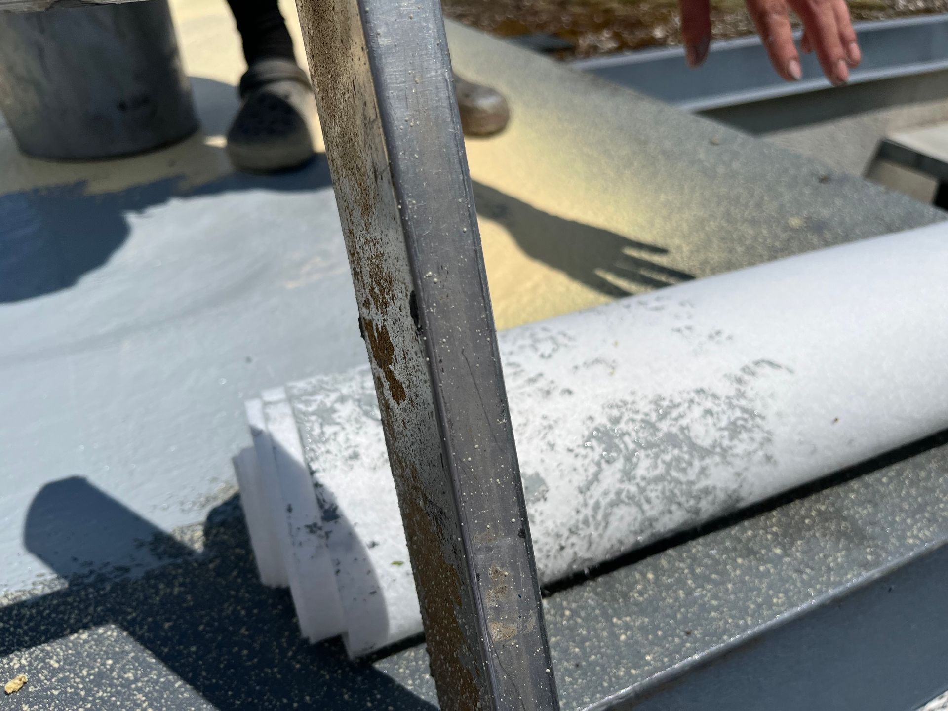 Altschaumdachsanierung mit Flüssigkunststoff und Vlies UV Schutz