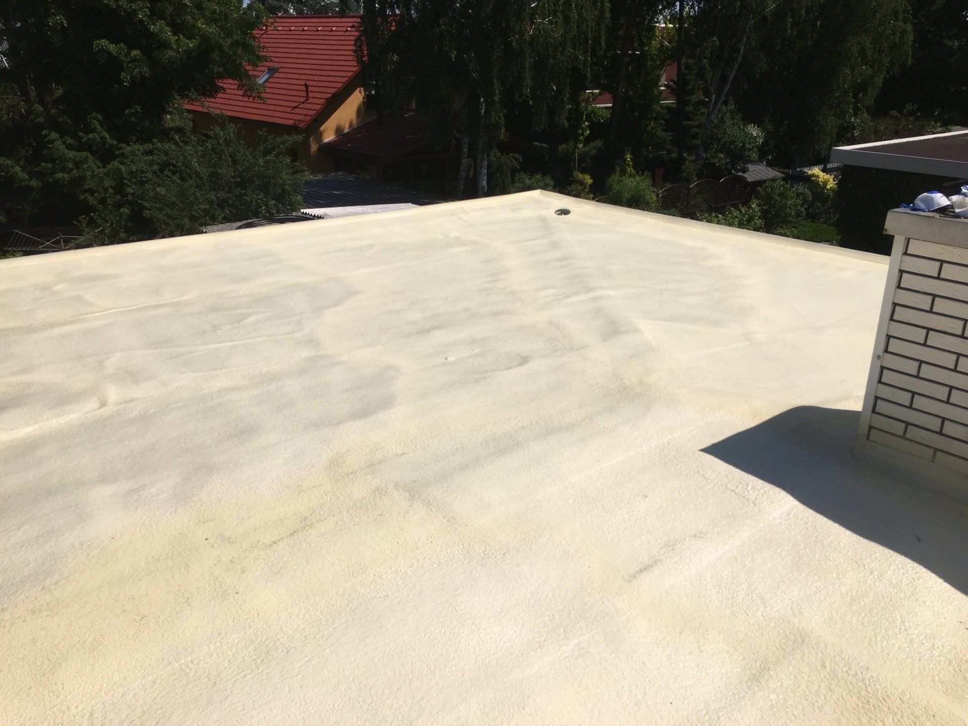 Flachdachabdichtung und Wärmedämmung mit PUR Ortschaum Dachspritzschaum