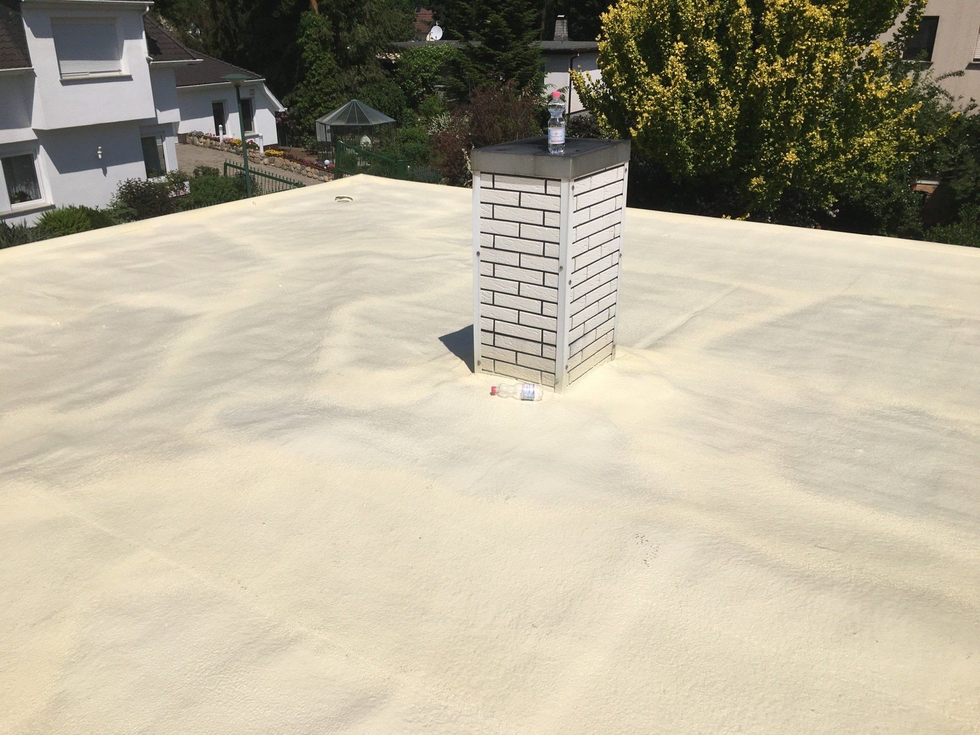 Bungalow Flachdachabdichtung und Wärmedämmung mit PUR Ortschaum Dachspritzschaum