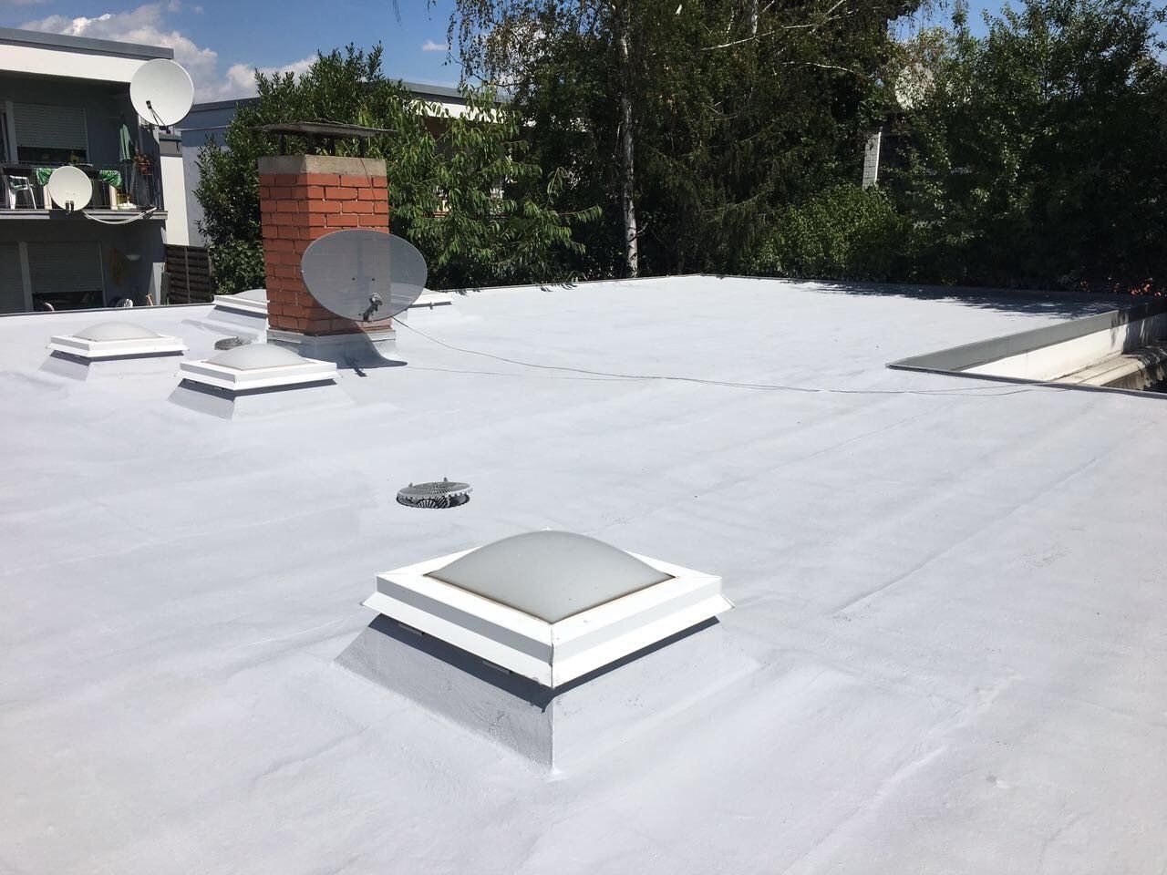 Dachabdichtung ohne Abriss mit Flüssigkunststoff auf Bungalowdach Dachabdichtung ohne Abriss mit Flüssigkunststoff