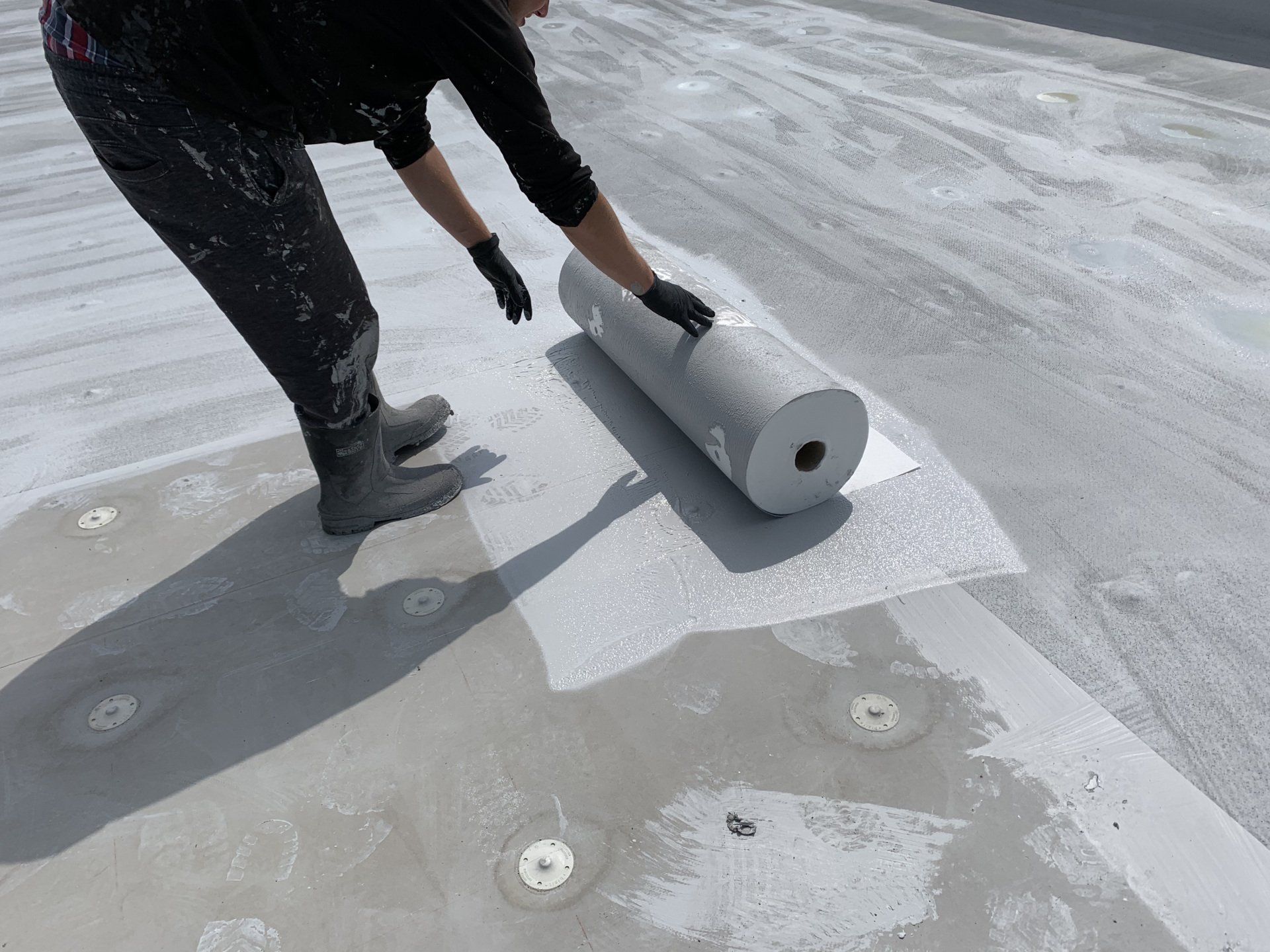 Flachdachsanierung mit Flüssigkunststoff und Vlies. Die sichere Flachdachabdichtung