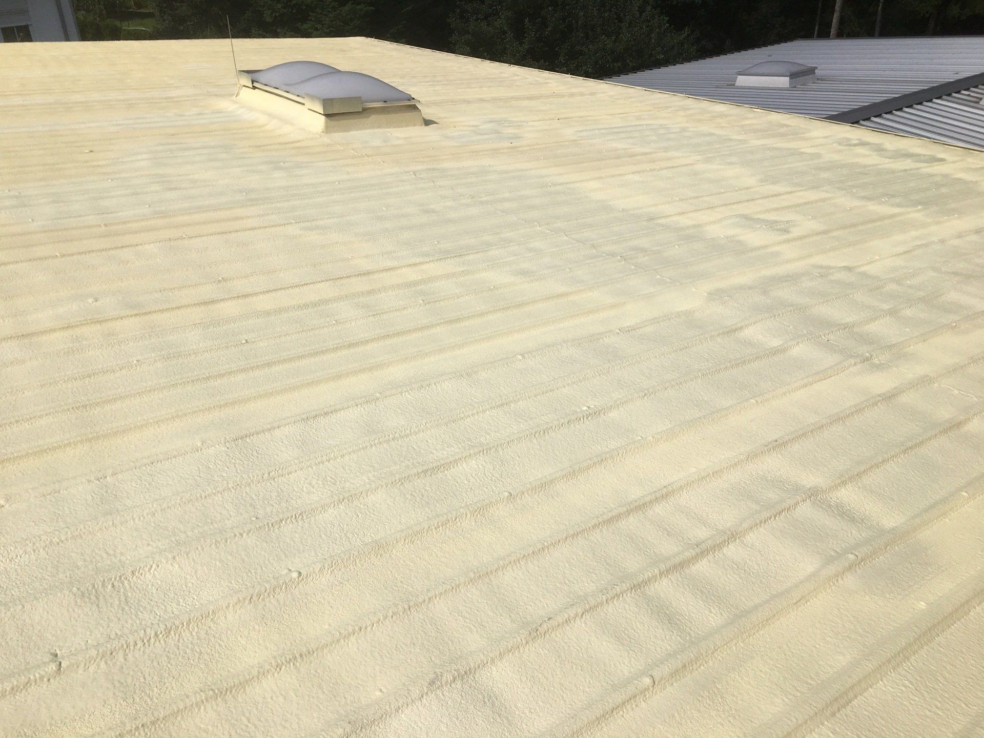 Blechdach Flachdachabdichtung und Wärmedämmung mit PUR Ortschaum Dachspritzschaum