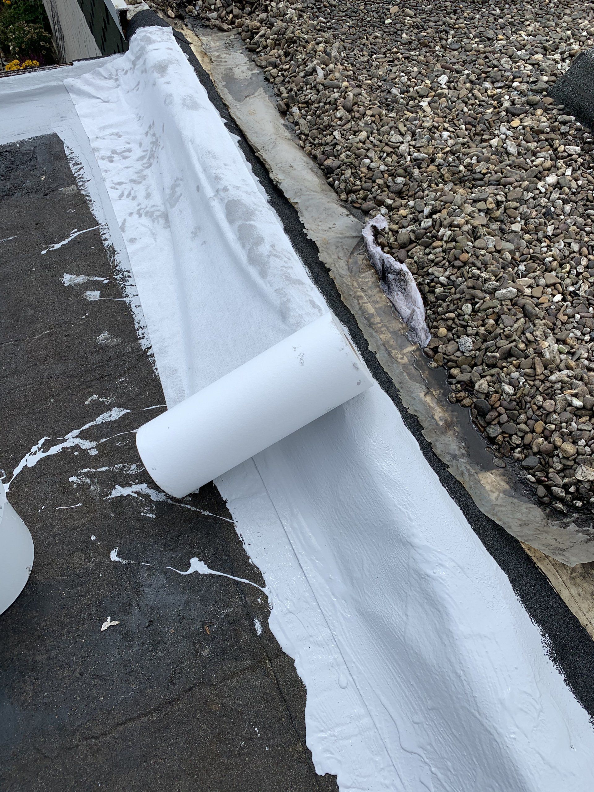 Flachdachsanierung Flachdachabdichtung mit Flüssigkunststoff und Vlies Verarbeitung