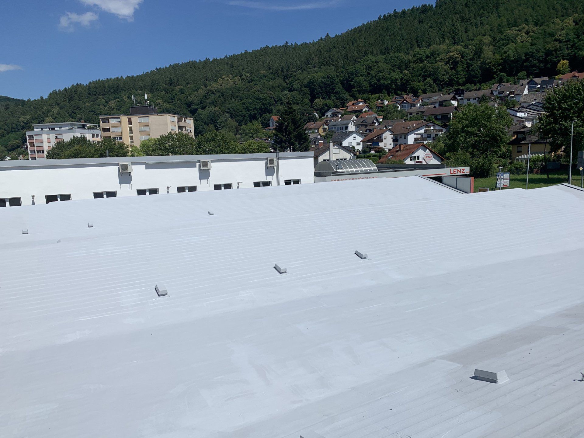 Flachdachsanierung mit Flüssigkunststoff und Vlies als Flachdachabdichtung