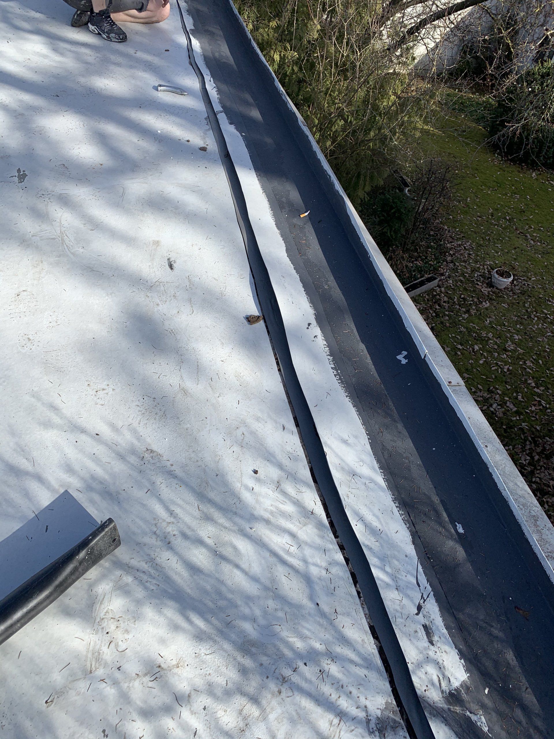 Flachdachsanierung mit Flüssigkunststoff Folie entspannen