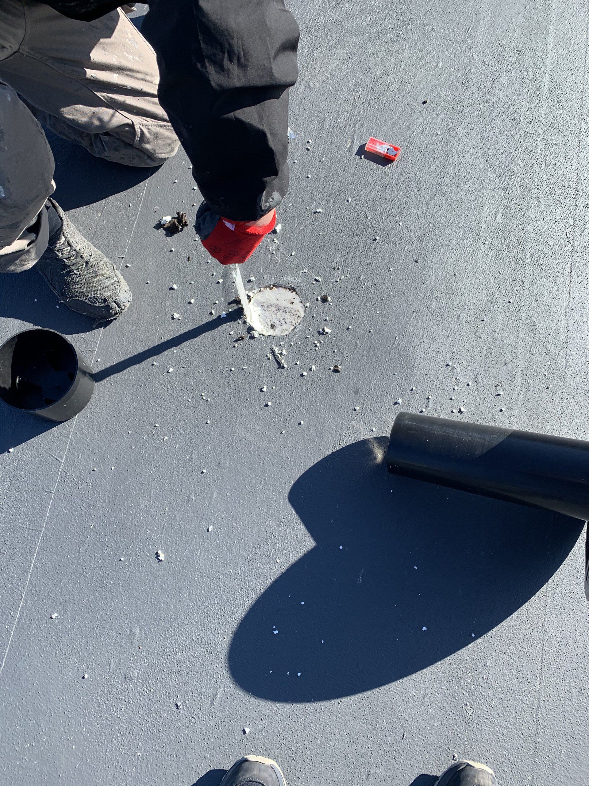 Flachdachsanierung mit Flüssigkunststoff Lüfter gegen Feuchtigkeit