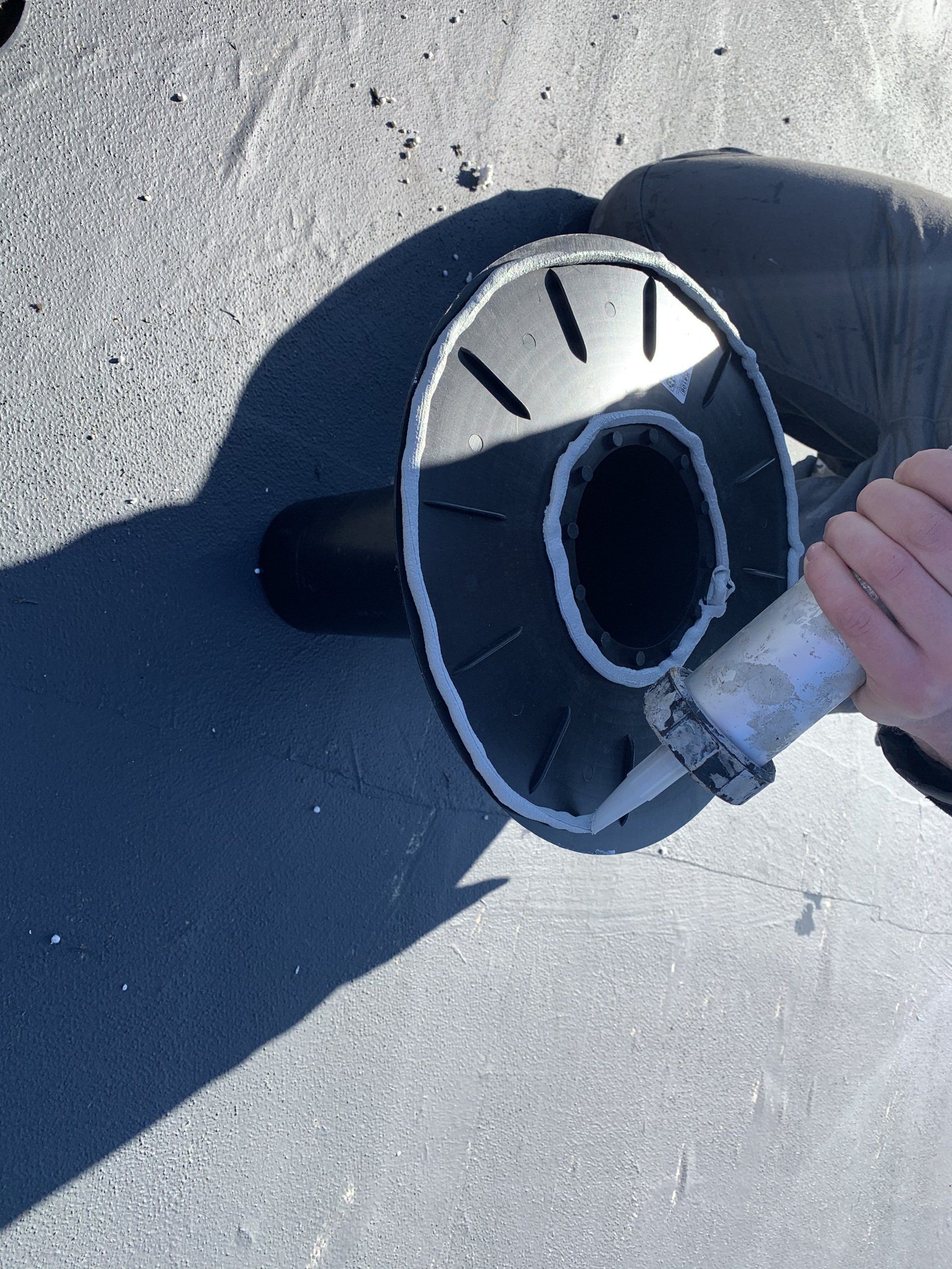 Flachdachsanierung mit Flüssigkunststoff Lüfter gegen Feuchtigkeit