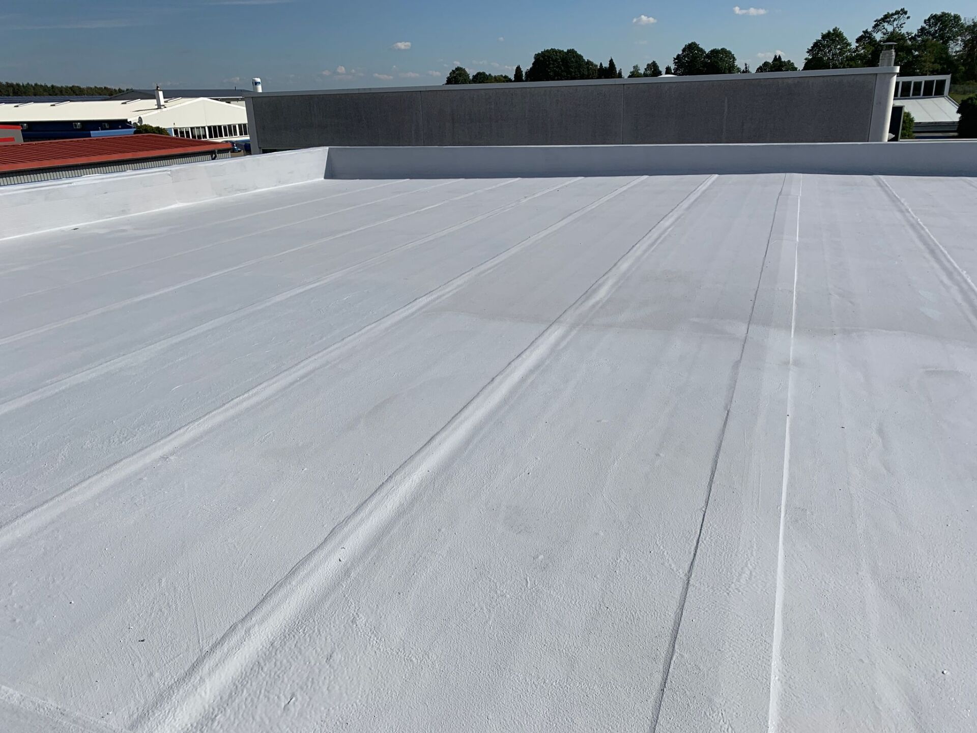 Flachdachsanierung mit Flüssigkunststoff und Vlies als Flachdachabdichtung