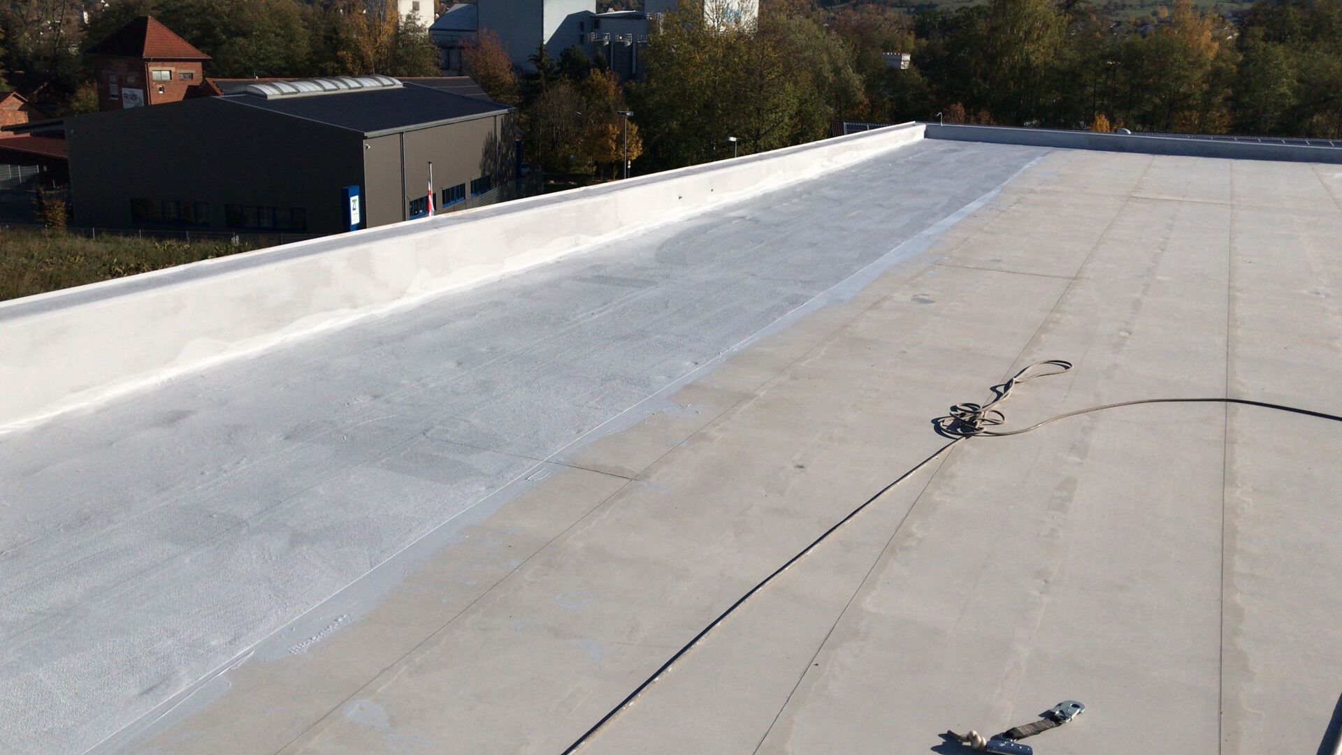Dachrand Flachdachsanierung Flachdachabdichtung mit Flüssigkunststoff und Vlies Verarbeitung