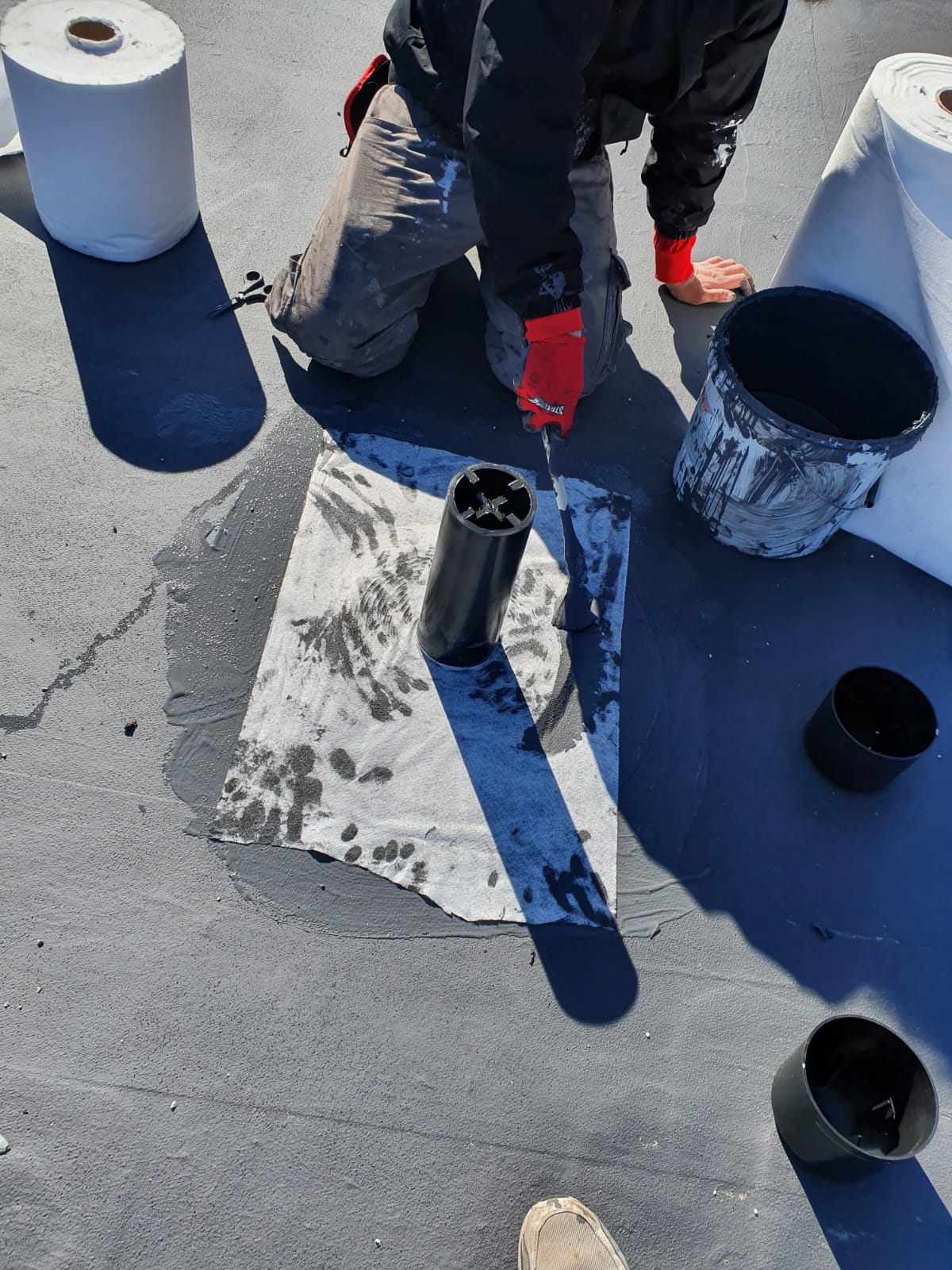 Lüfter Flachdachsanierung Flachdachabdichtung mit Flüssigkunststoff und Vlies Verarbeitung