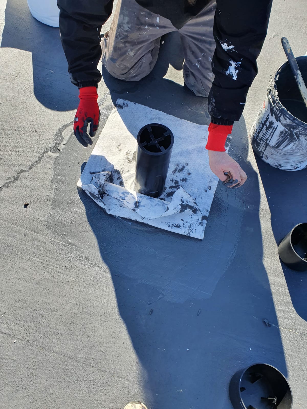 Lüfter Flachdachsanierung Flachdachabdichtung mit Flüssigkunststoff und Vlies Verarbeitung