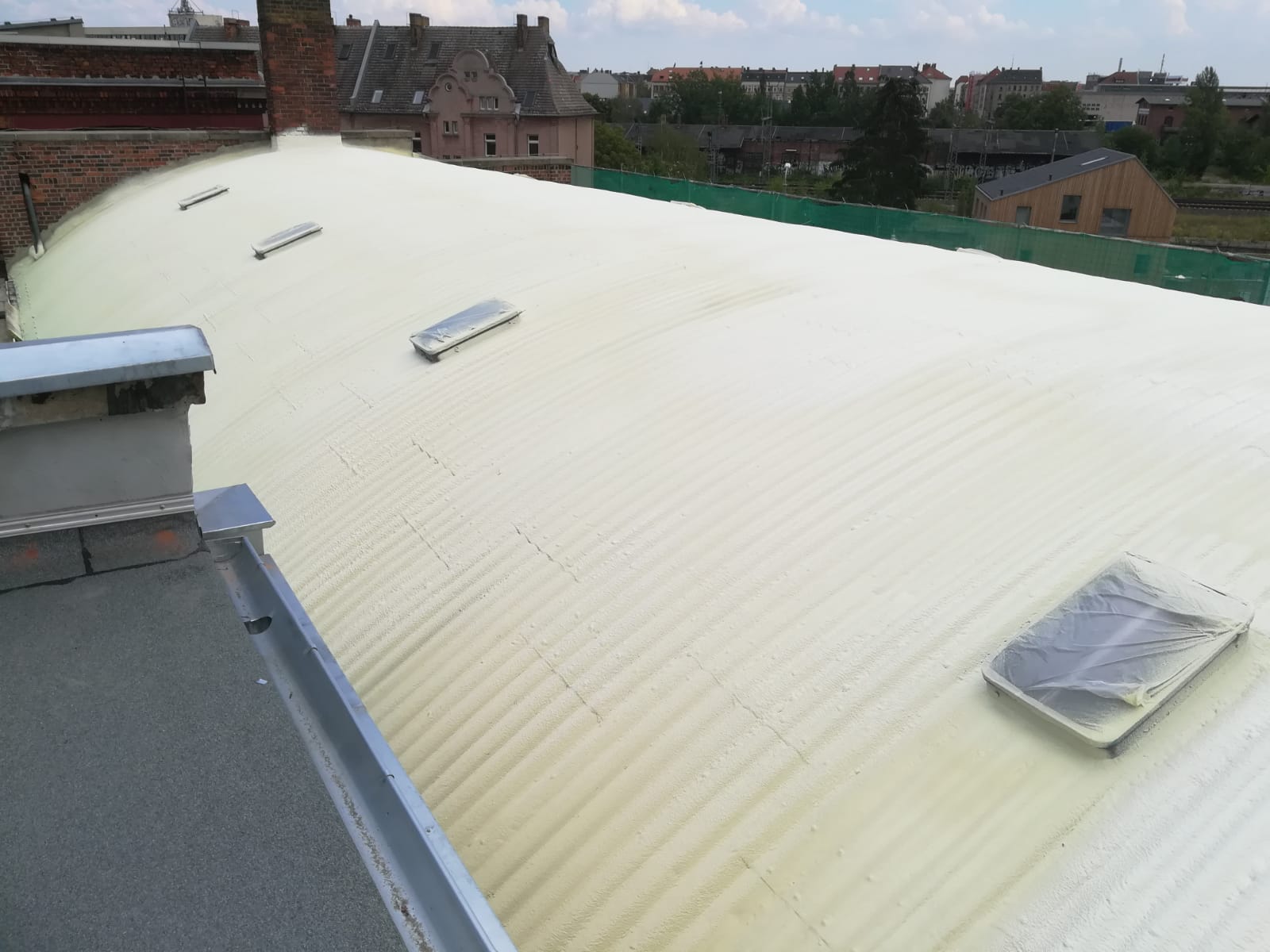 Blachdachabdichtung mit PUR Ortschaum Dachspritzschaum auf Tonnendach Bogendach