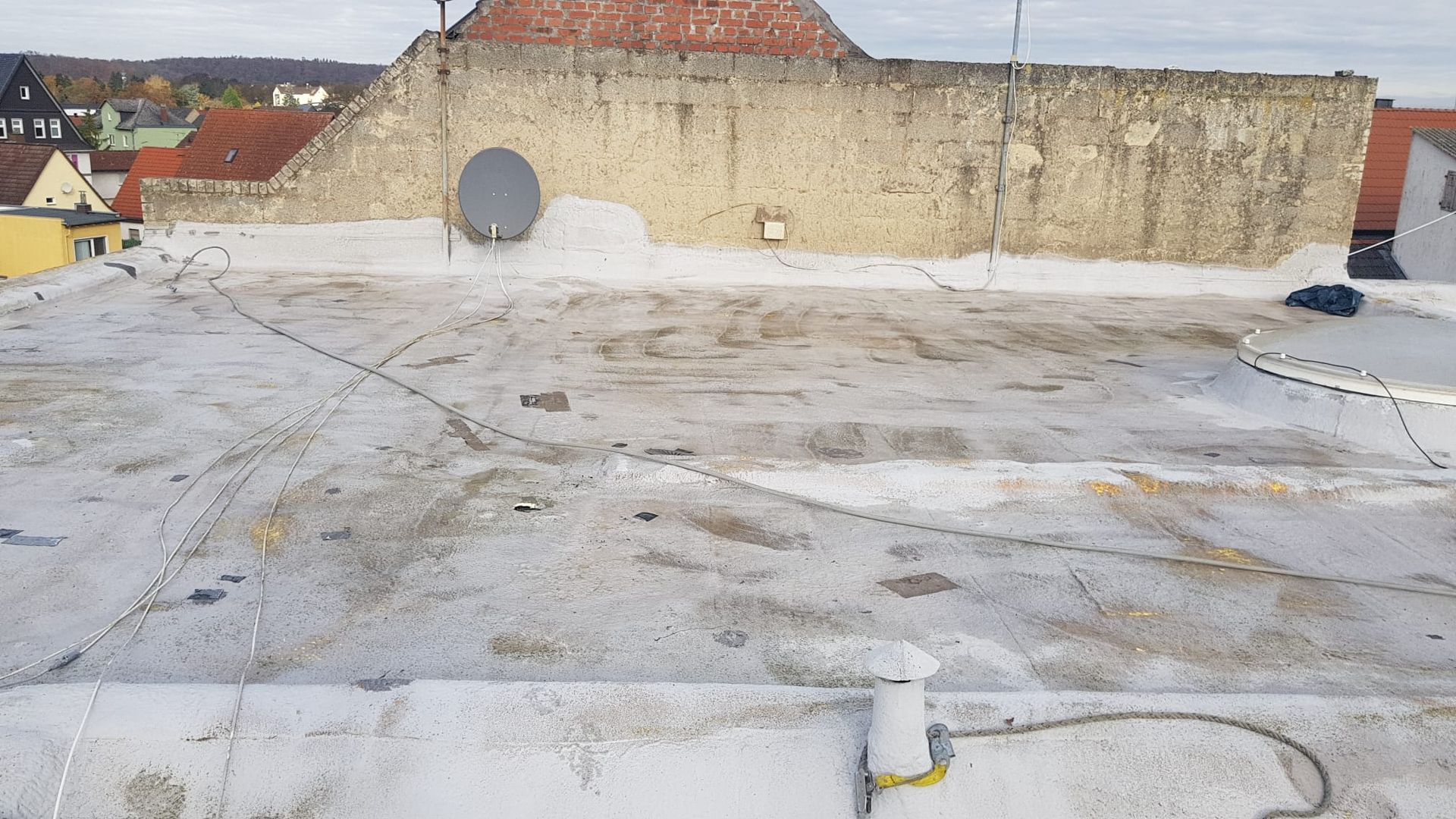 Altschaumdachsanierung mit Flüssigkunststoff und Vlies UV Schutz