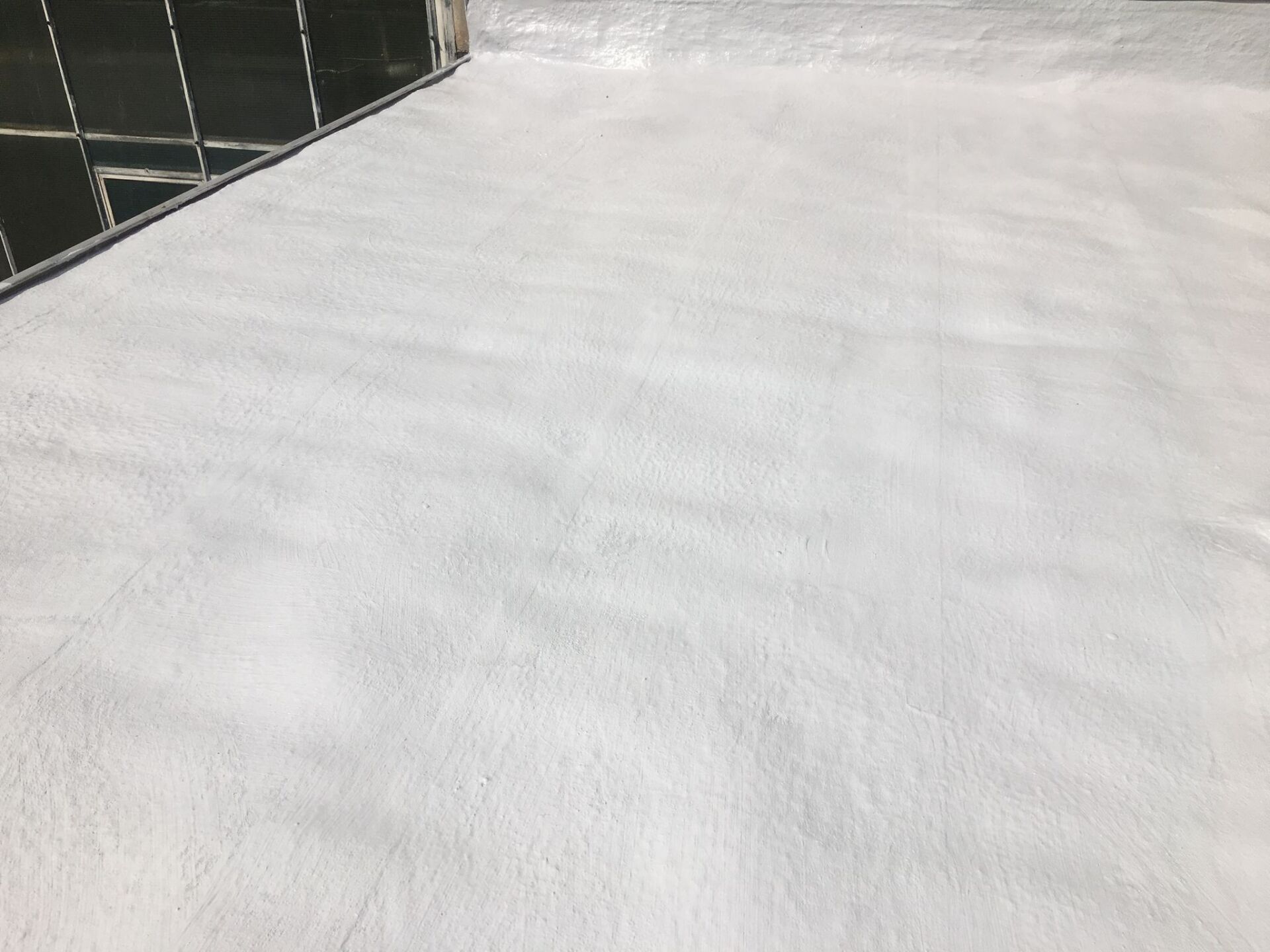 Altschaumdachsanierung mit Flüssigkunststoff und Vlies UV Schutz