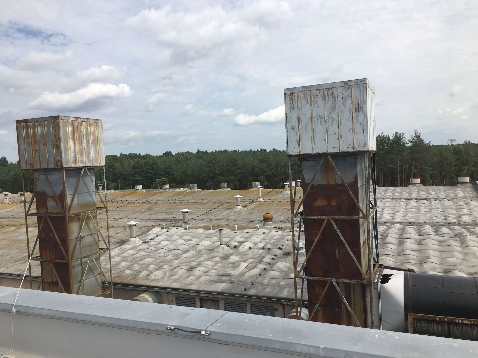 Altschaumdachsanierung mit Flüssigkunststoff und Vlies UV Schutz