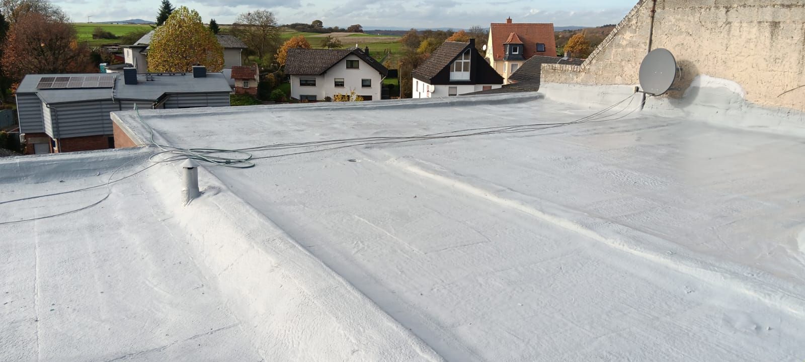 Altschaumdachsanierung mit Flüssigkunststoff und Vlies UV Schutz